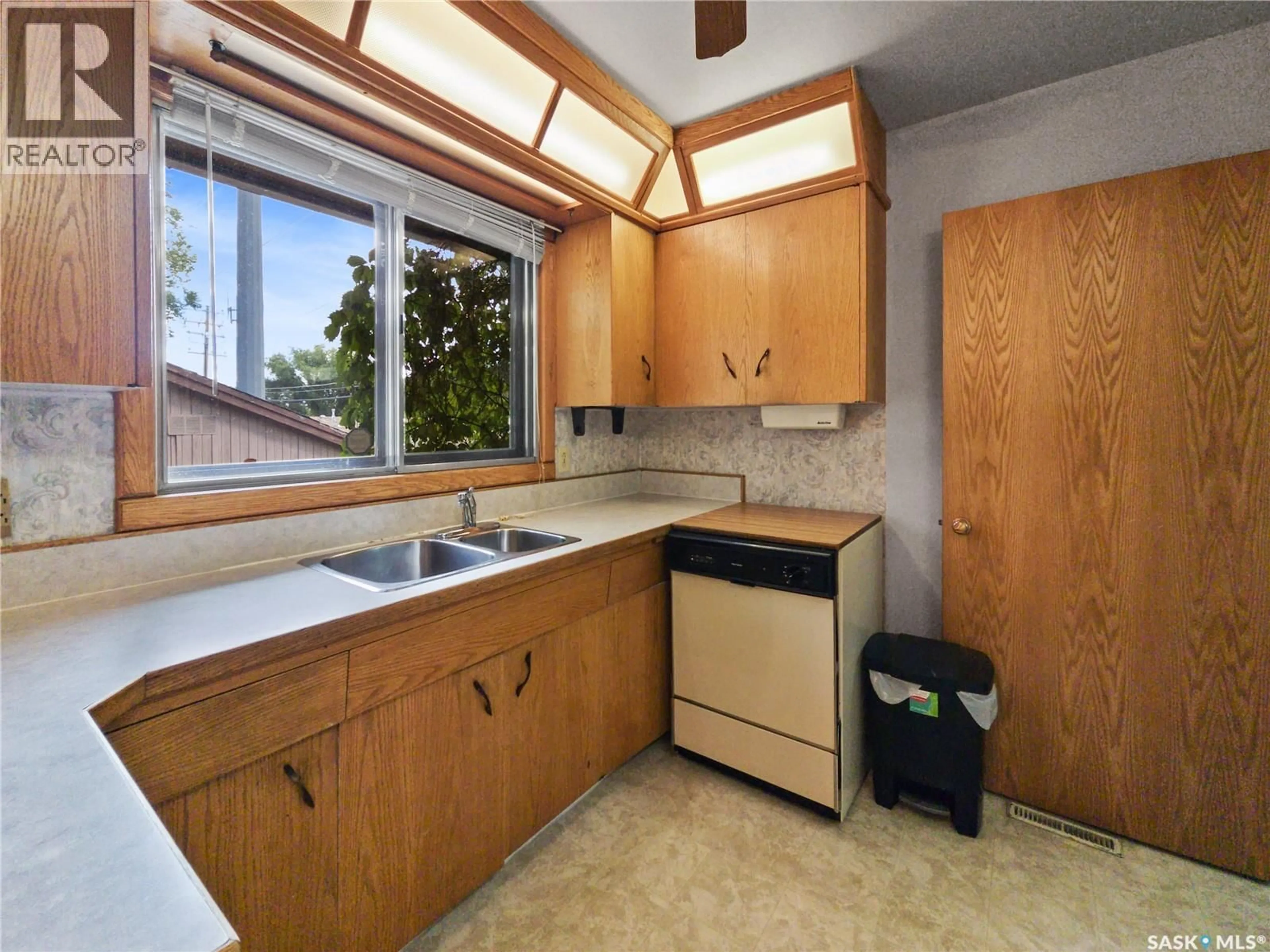 Standard kitchen, unknown for 1658 EDWARD AVENUE, Saskatoon Saskatchewan S7K3B5