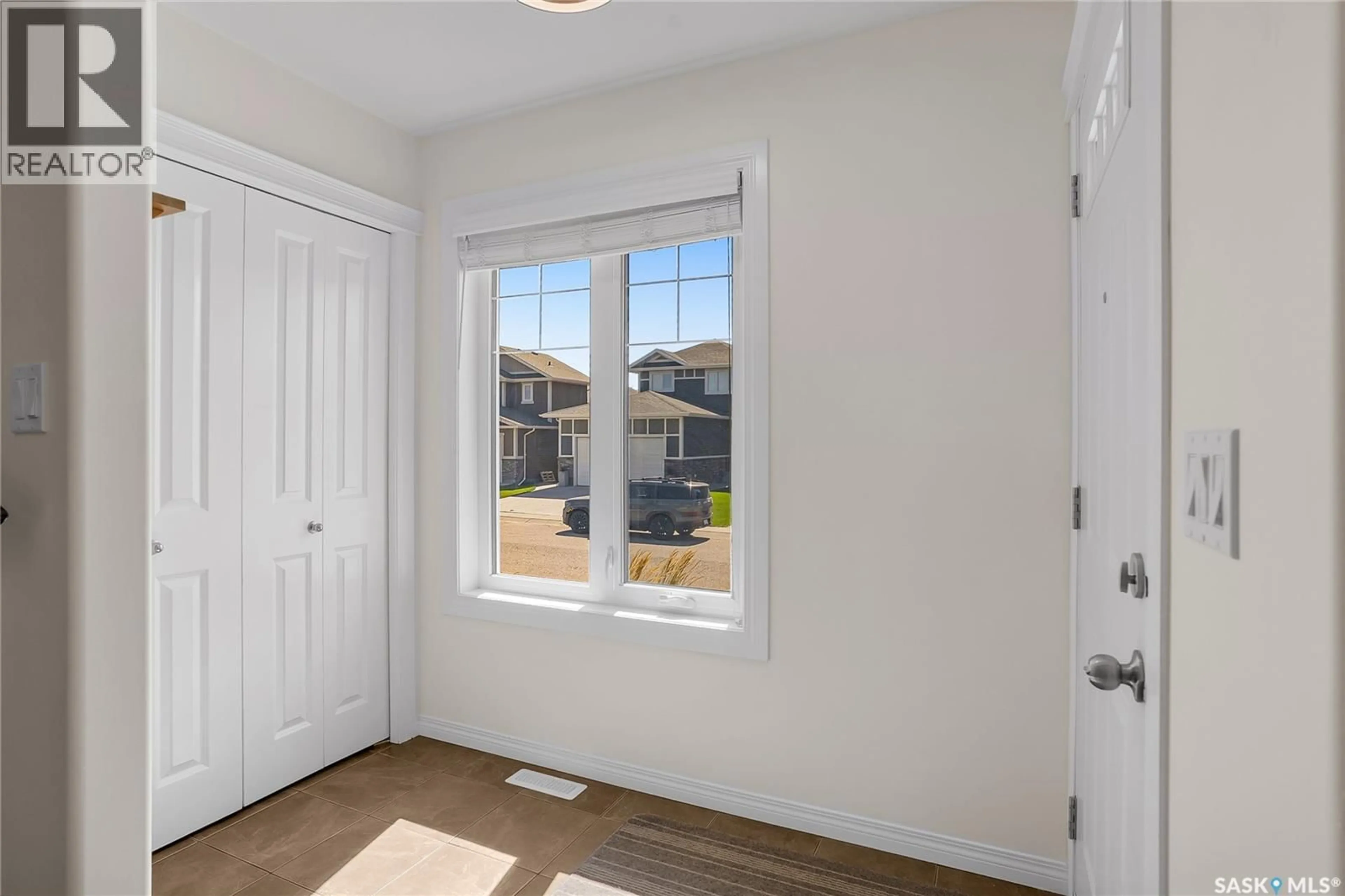 Indoor entryway for 418 VELTKAMP CRESCENT, Saskatoon Saskatchewan S7T0S2
