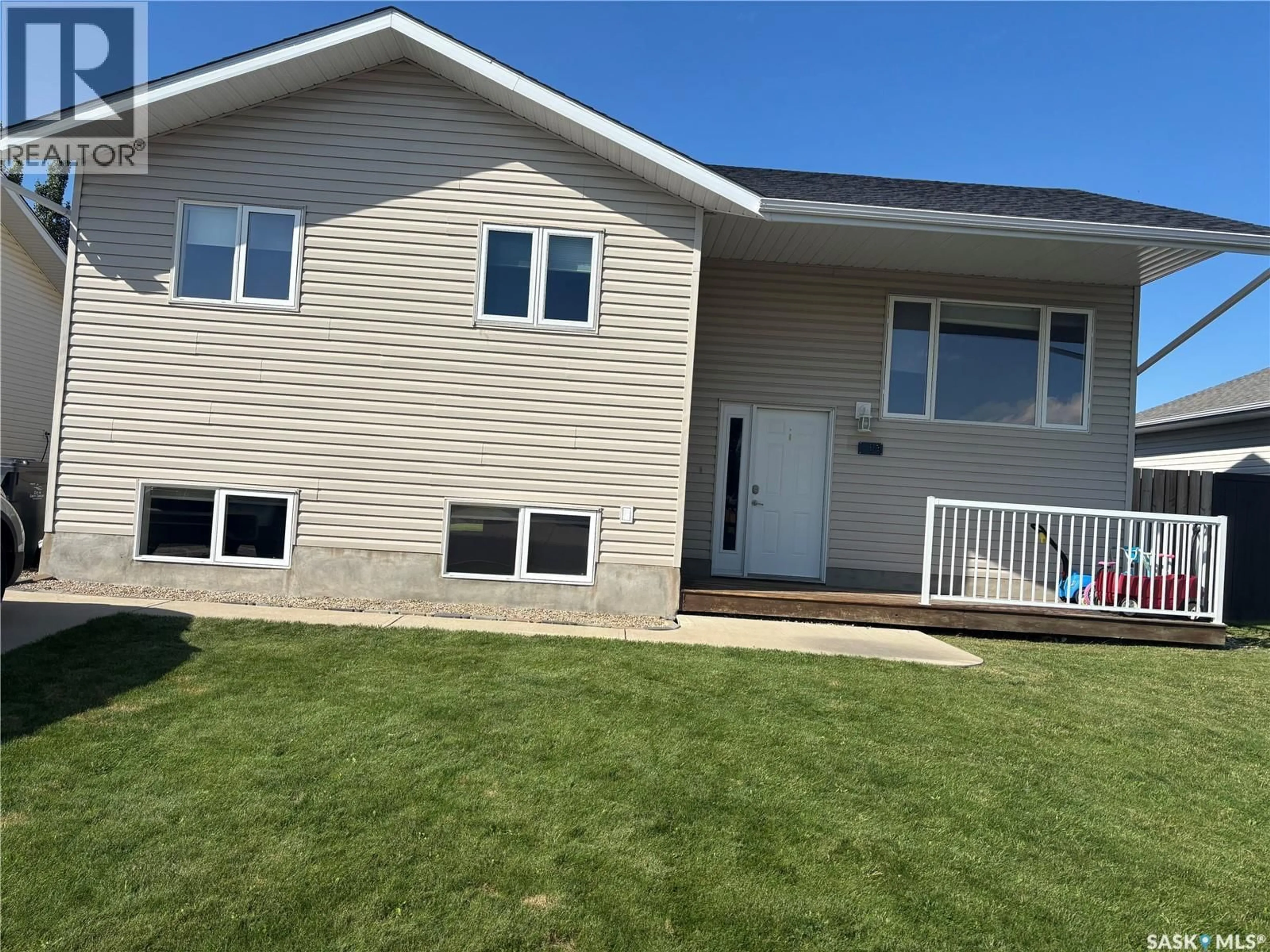 Home with vinyl exterior material, unknown for 813 LOCHWOOD PLACE, Swift Current Saskatchewan S9H4W9