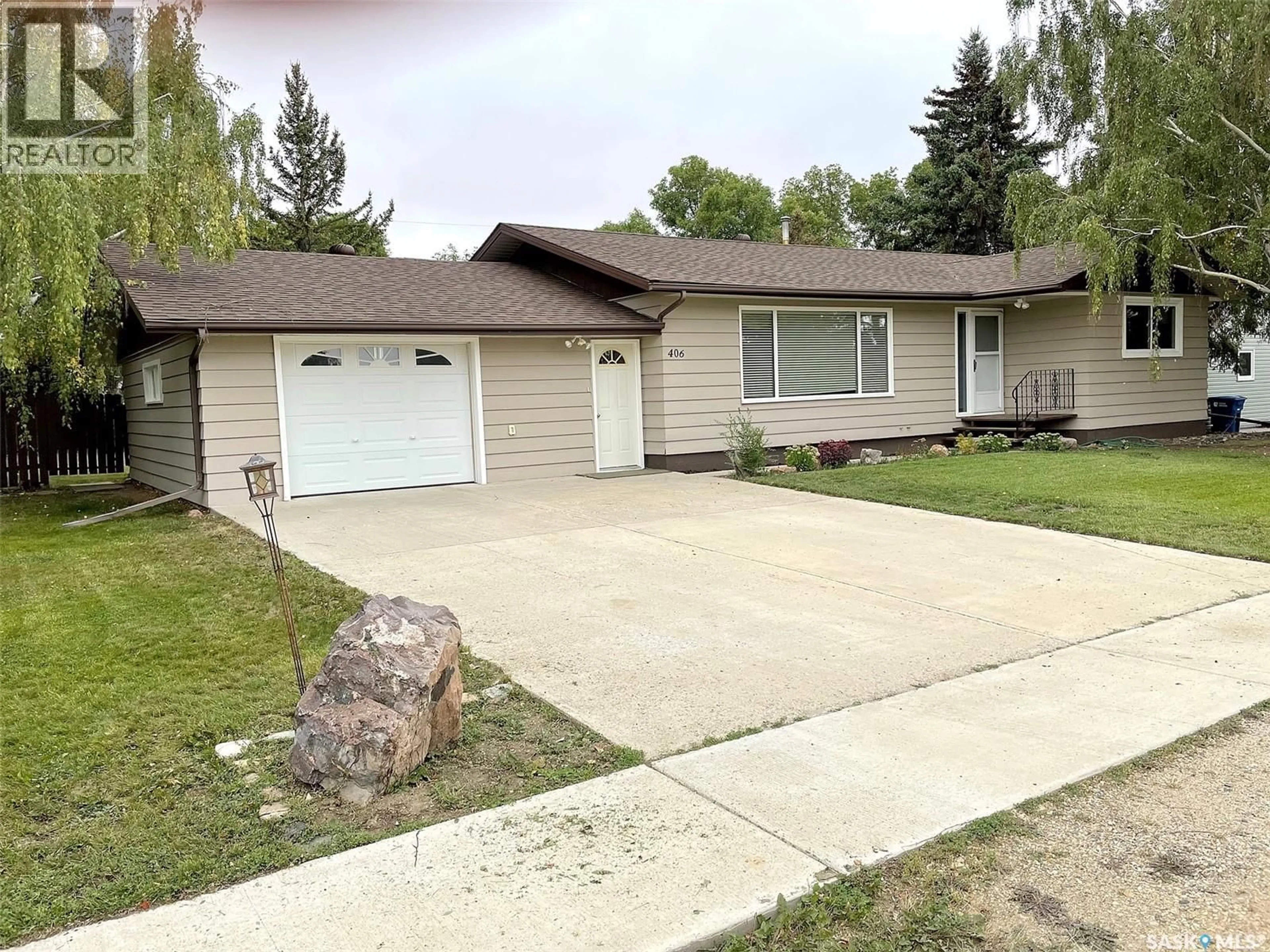 Home with vinyl exterior material, street for 406 1ST STREET, Lafleche Saskatchewan S0H2K0