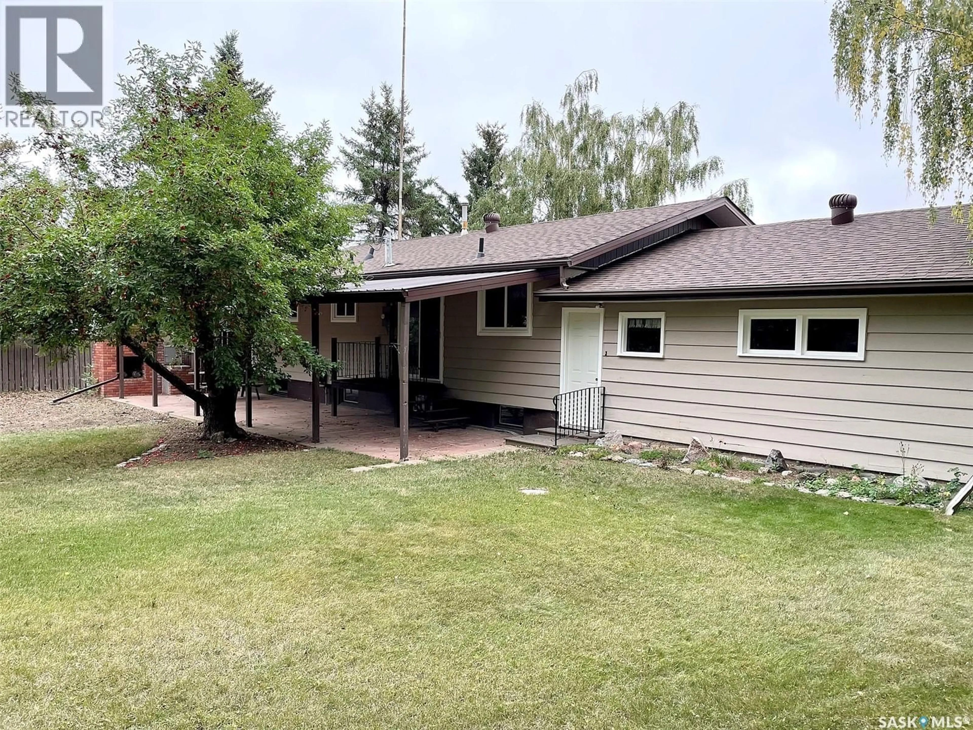 A pic from outside/outdoor area/front of a property/back of a property/a pic from drone, unknown for 406 1ST STREET, Lafleche Saskatchewan S0H2K0