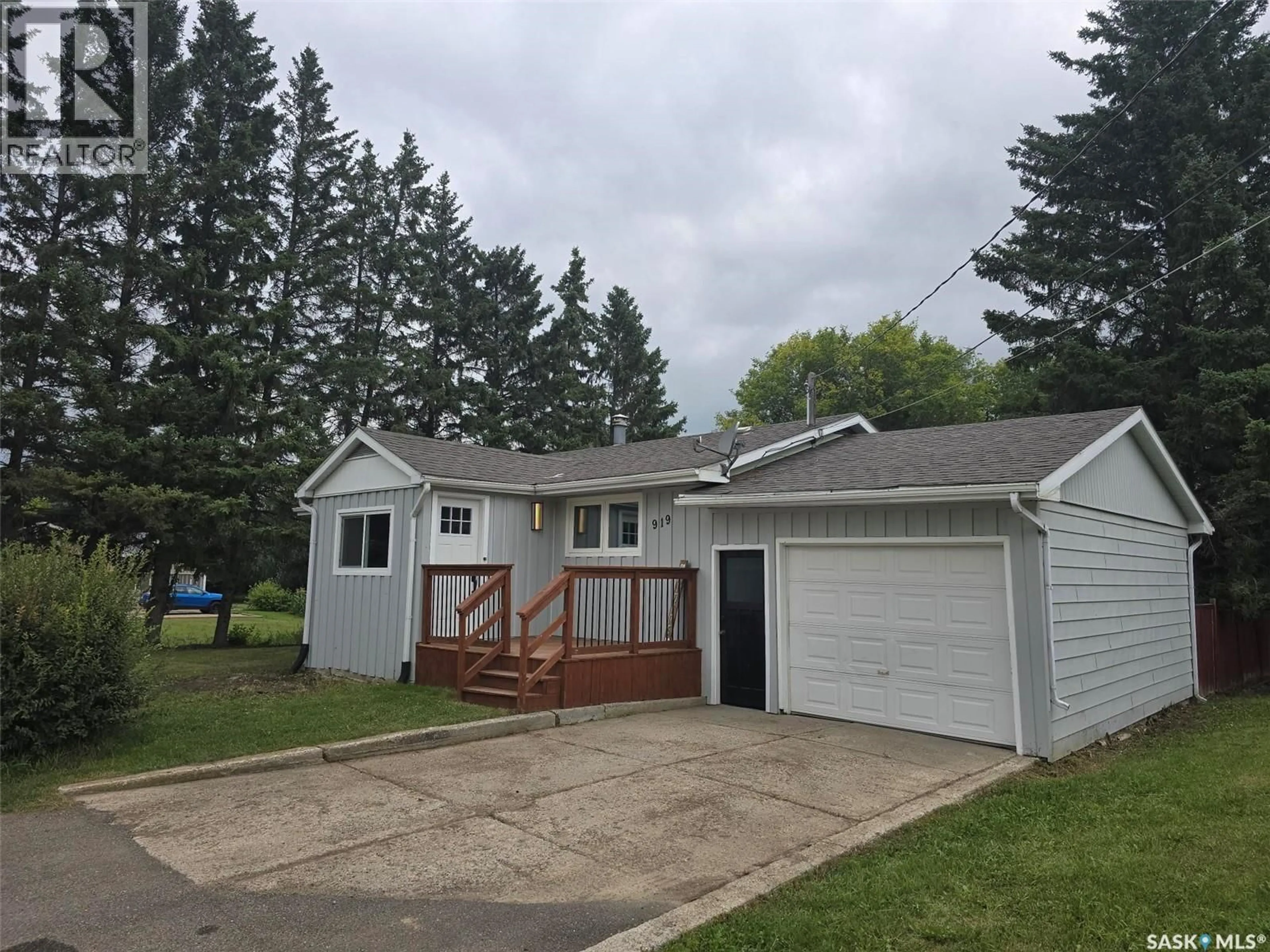 A pic from outside/outdoor area/front of a property/back of a property/a pic from drone, street for 919 SOUTHESK STREET, Whitewood Saskatchewan S0G5C0