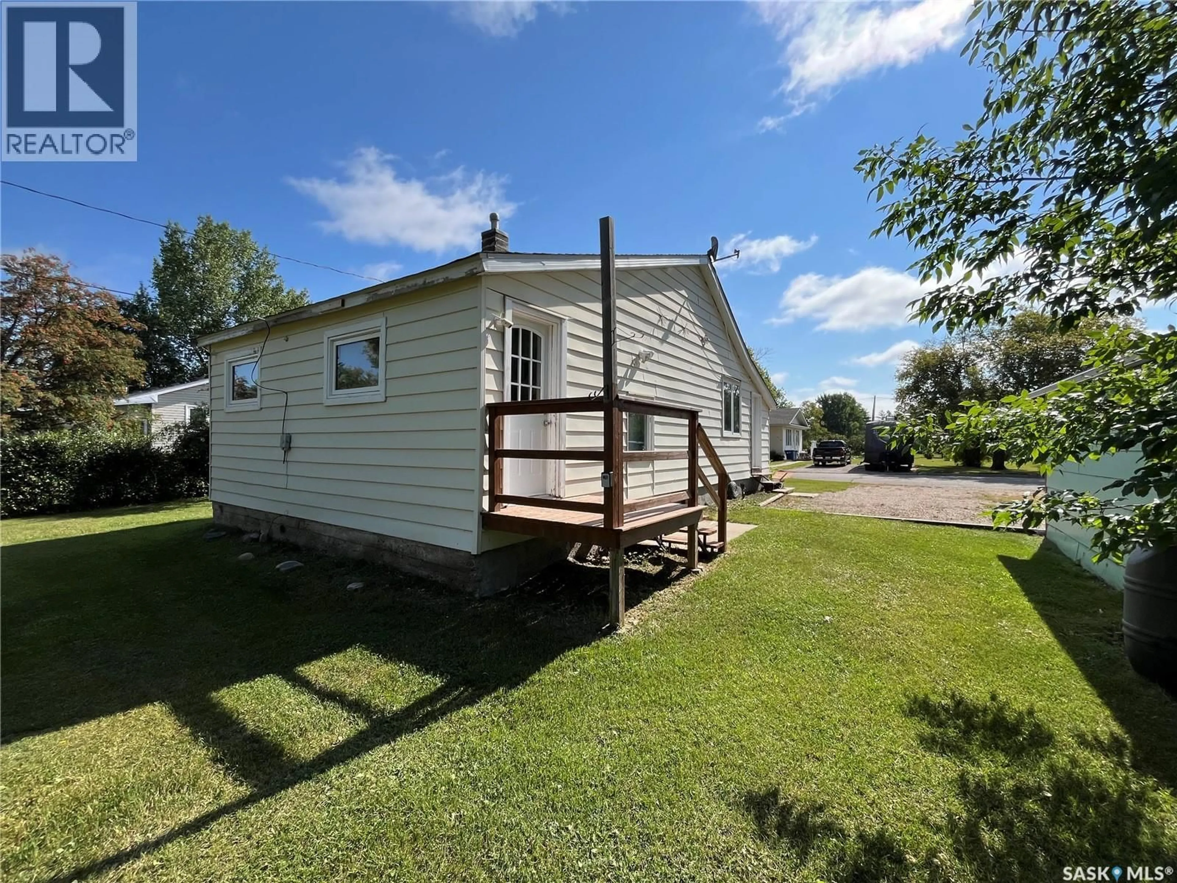 A pic from outside/outdoor area/front of a property/back of a property/a pic from drone, street for 314-316 CROSS STREET, Maryfield Saskatchewan S0G3K0