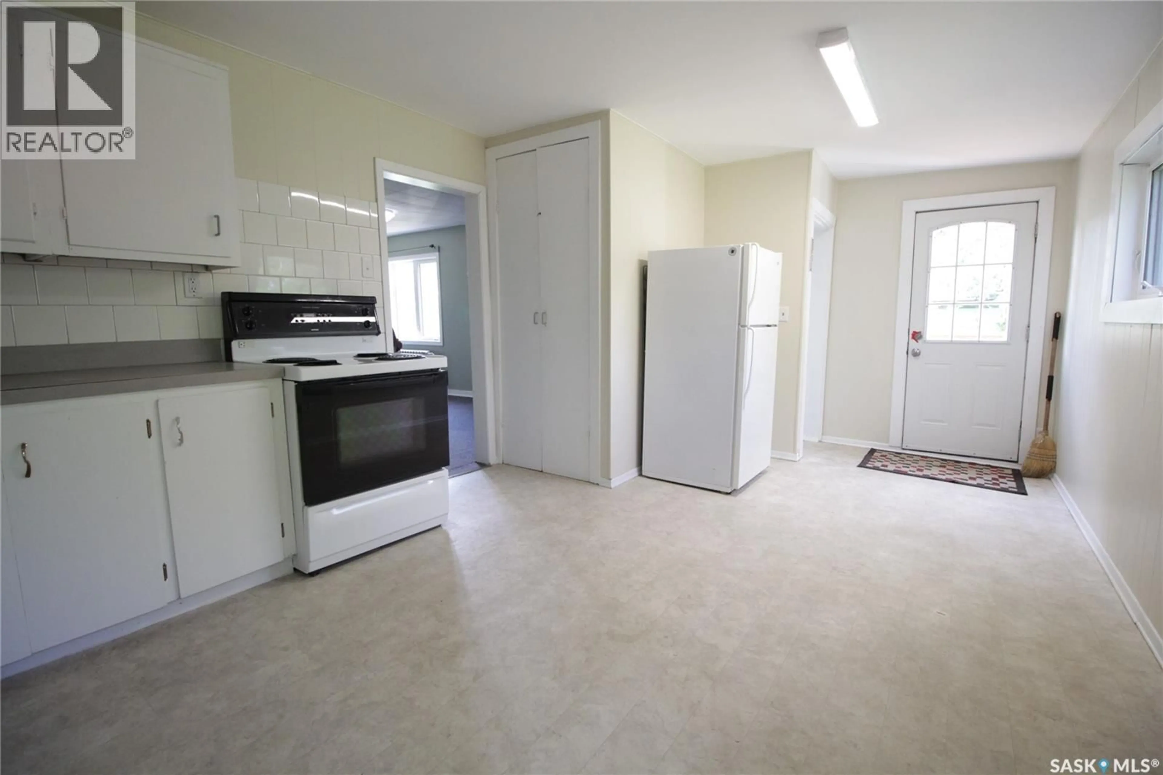 Standard kitchen, unknown for 314-316 CROSS STREET, Maryfield Saskatchewan S0G3K0
