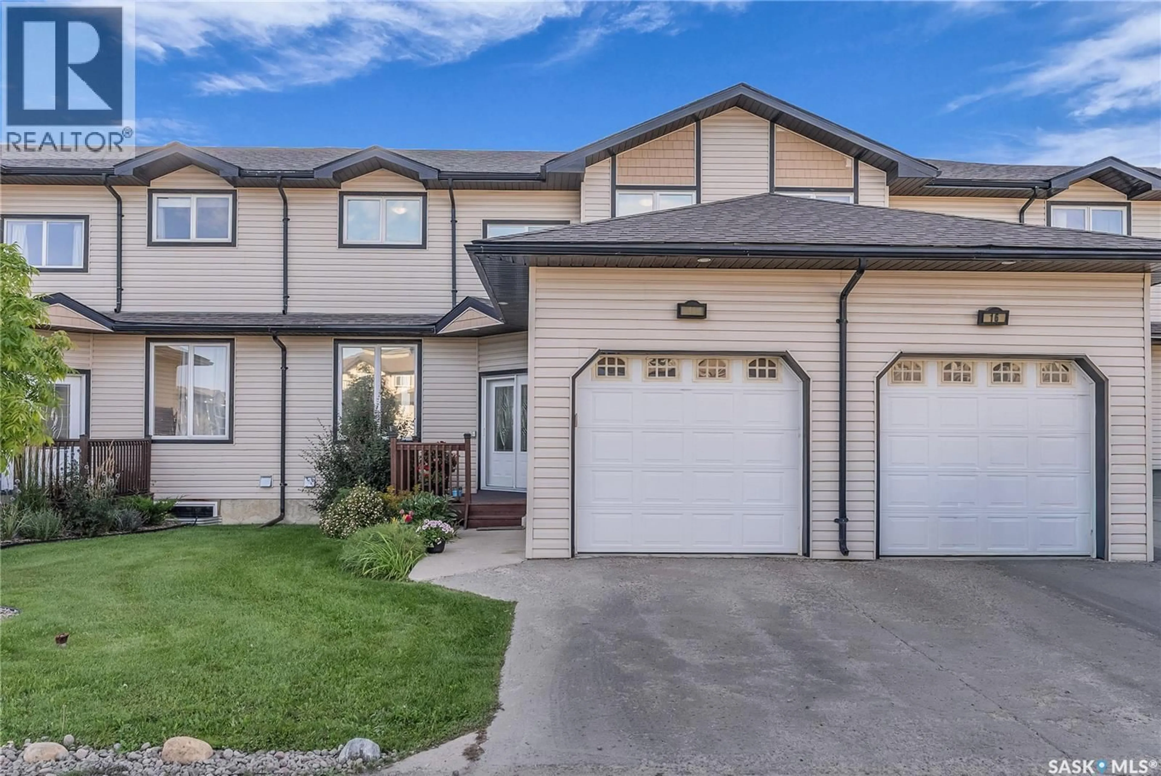 Home with vinyl exterior material, street for 14 118 HAMPTON CIRCLE, Saskatoon Saskatchewan S7R0C9