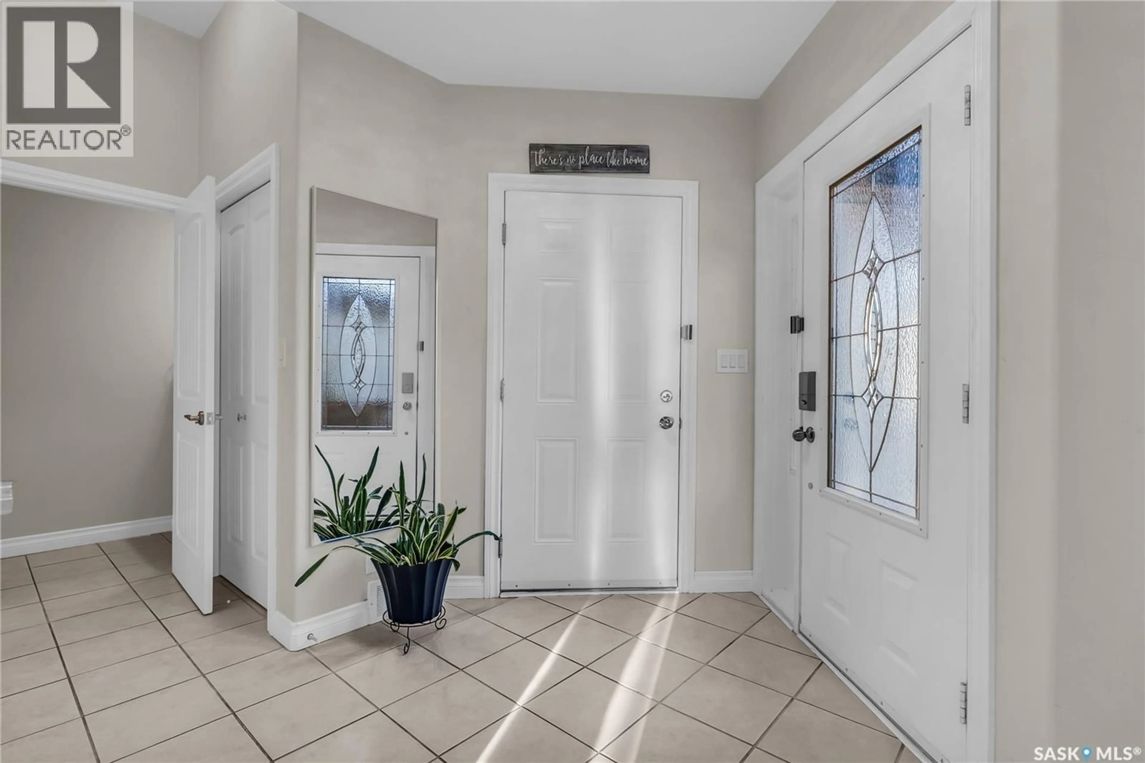 Indoor entryway for 14 118 HAMPTON CIRCLE, Saskatoon Saskatchewan S7R0C9