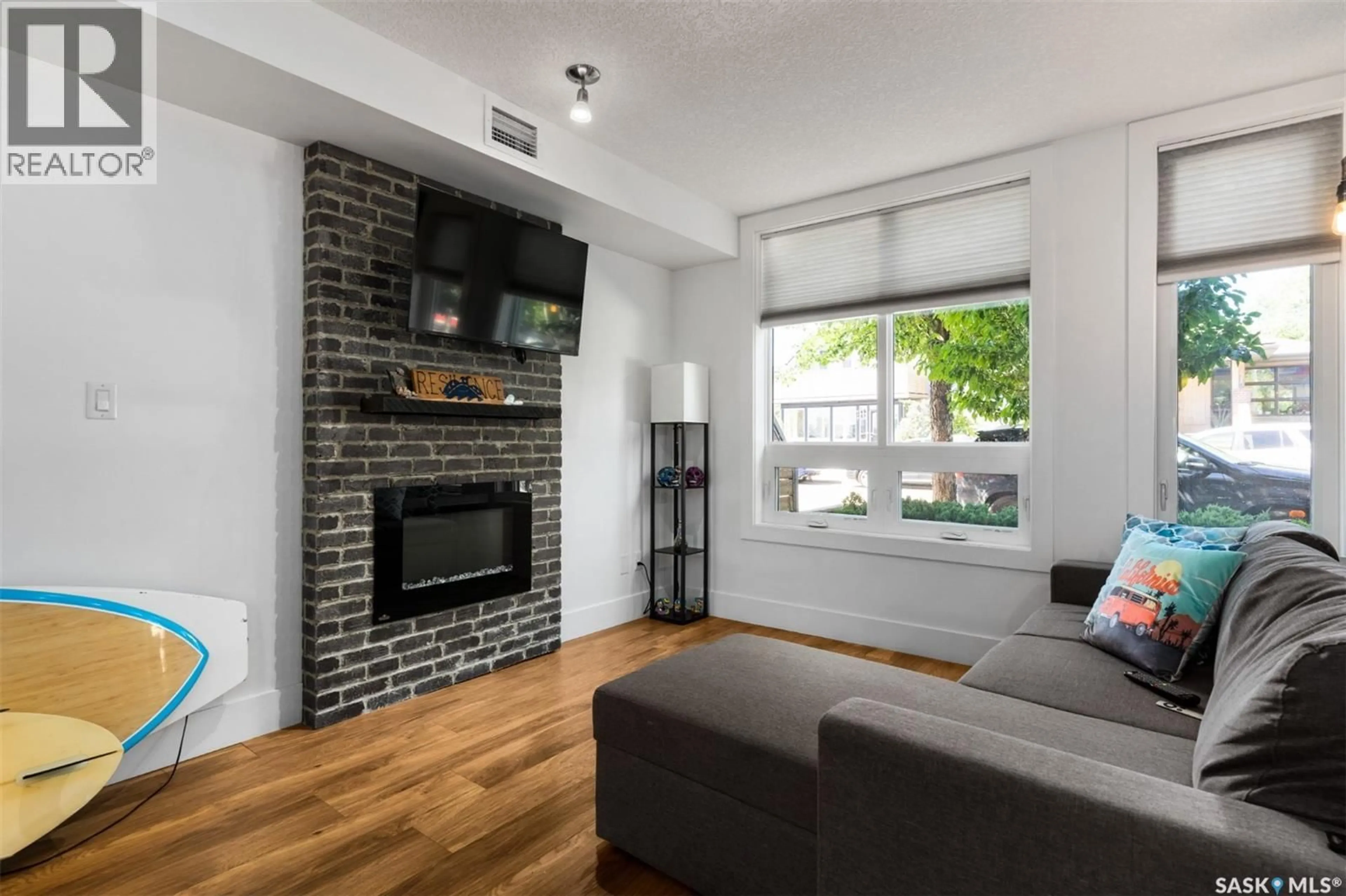 Living room with furniture, unknown for 418 C AVENUE, Saskatoon Saskatchewan S7M1N6