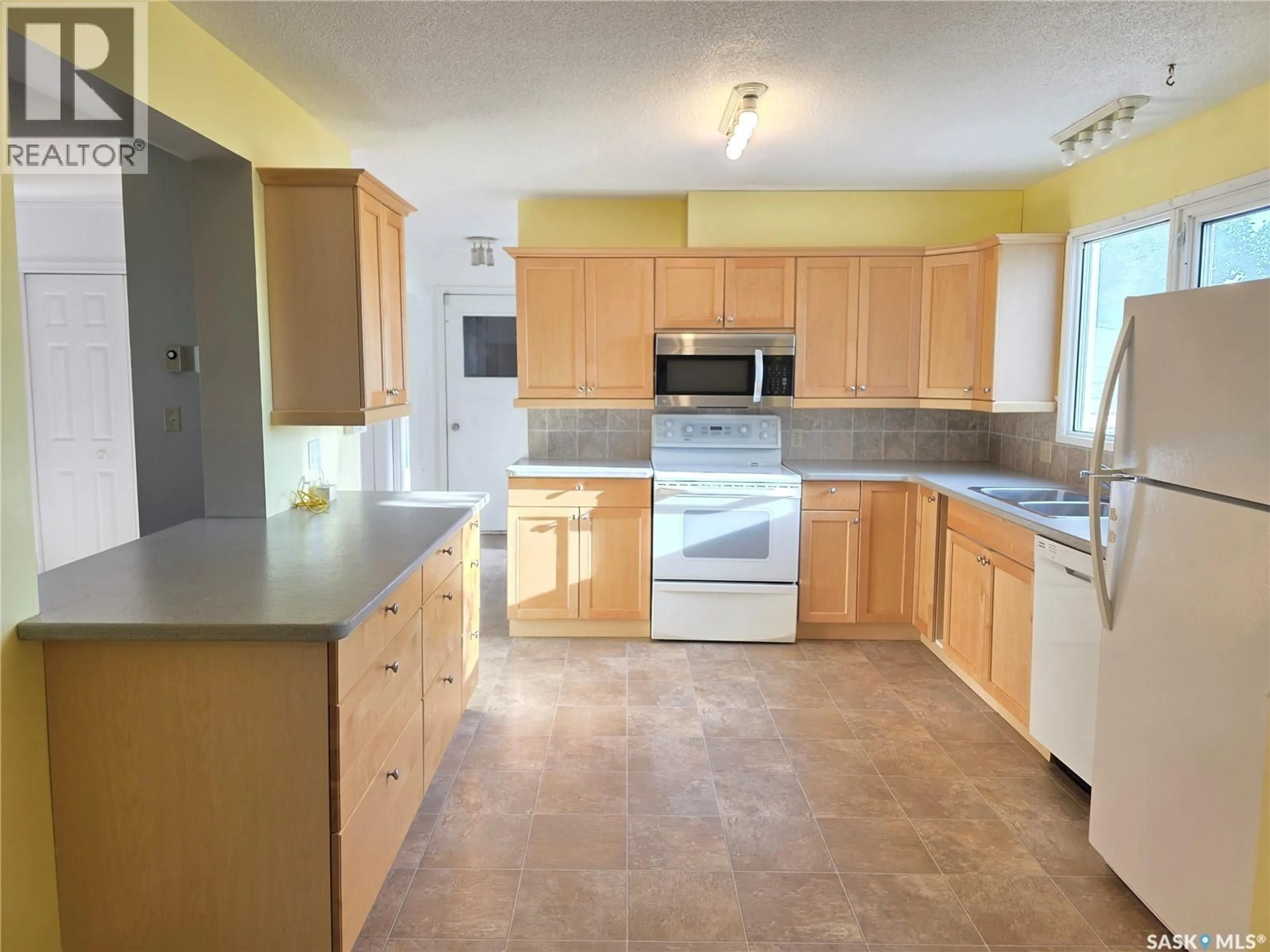 Standard kitchen, ceramic/tile floor for 47 TUFTS CRESCENT, Outlook Saskatchewan S0L2N0