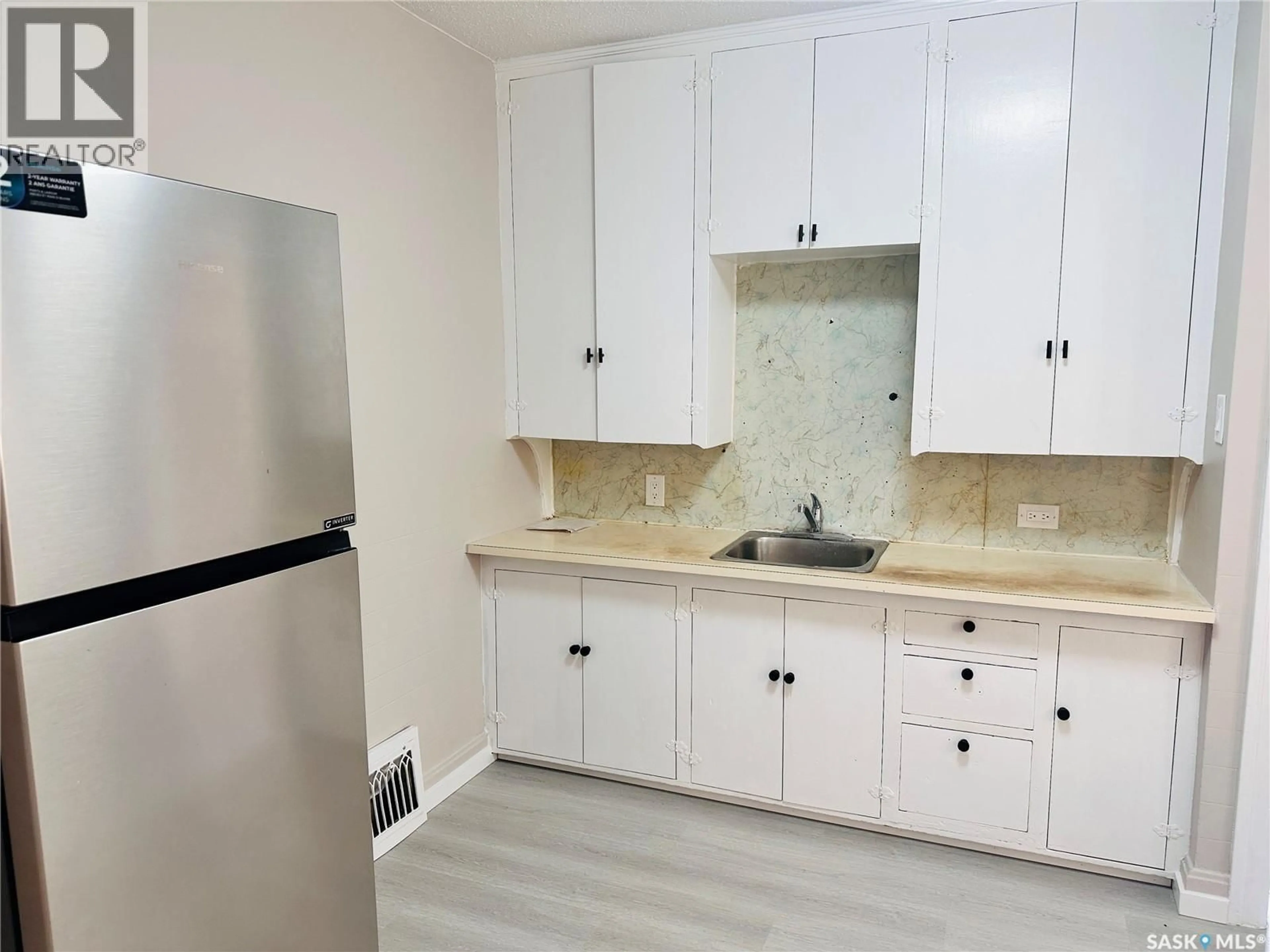 Standard kitchen, unknown for 1705 QUEBEC STREET, Regina Saskatchewan S4P1J4