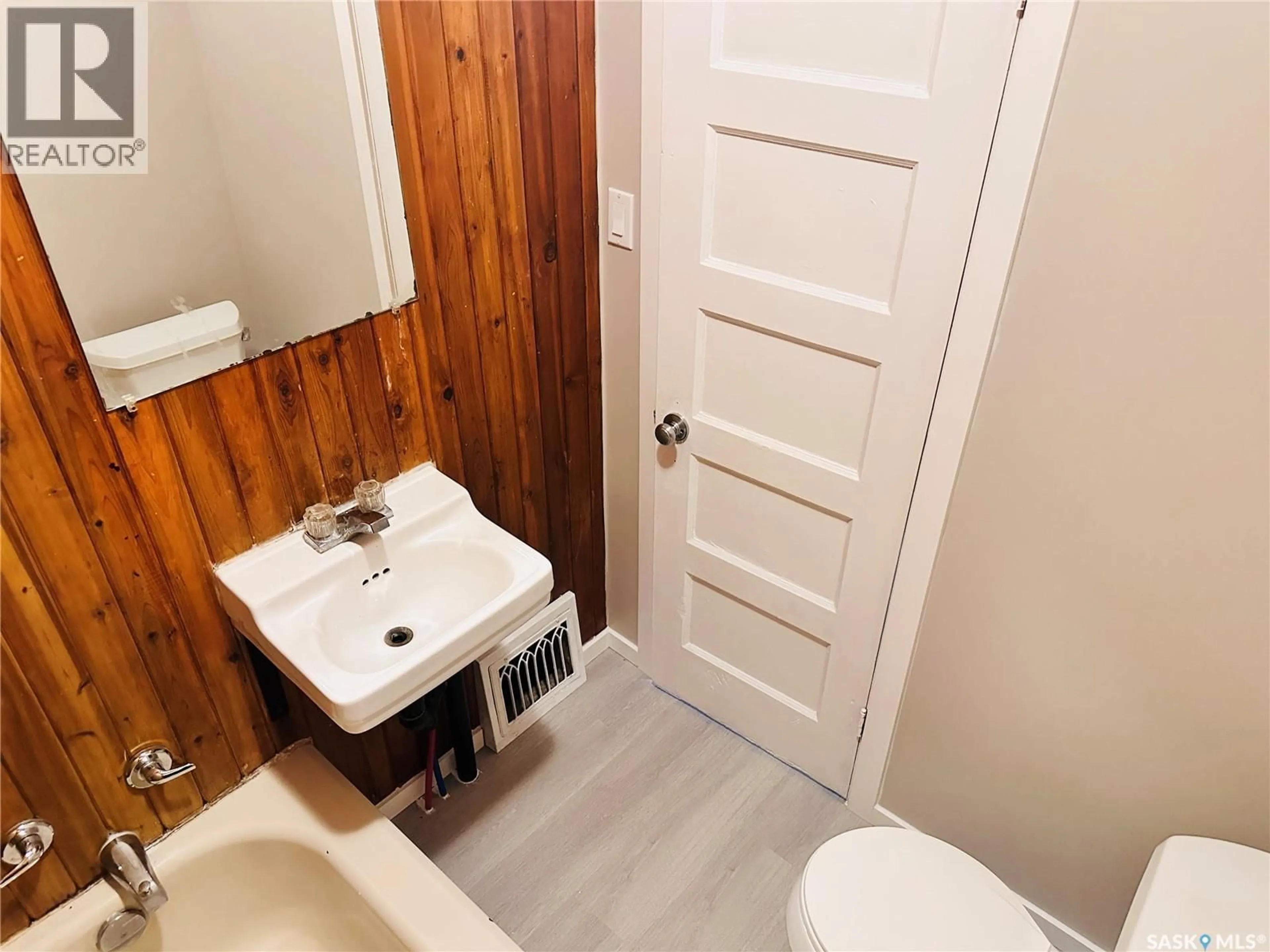 Standard bathroom, unknown for 1705 QUEBEC STREET, Regina Saskatchewan S4P1J4