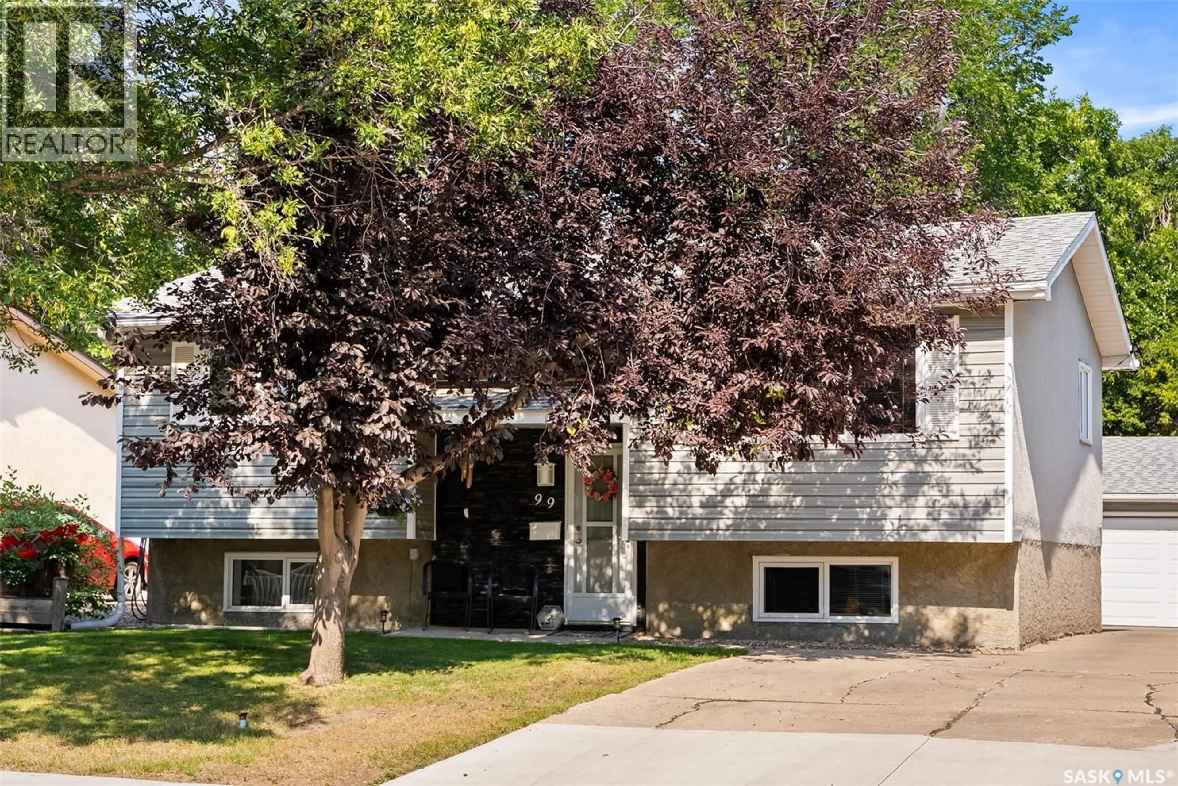 Home with vinyl exterior material, street for 99 MAGEE CRESCENT, Regina Saskatchewan S4R6K4