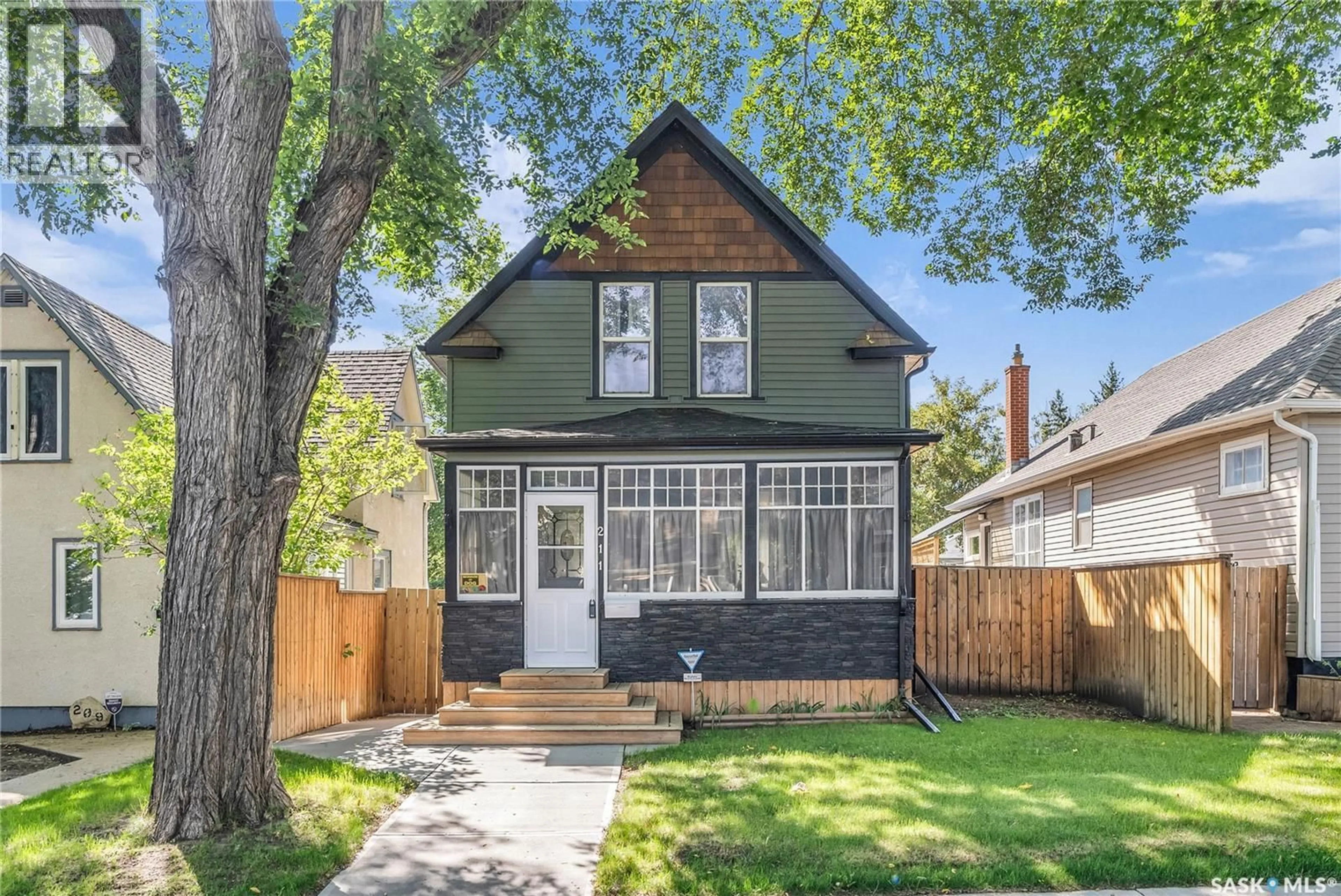 Home with vinyl exterior material, street for 211 28TH STREET, Saskatoon Saskatchewan S7L0K4
