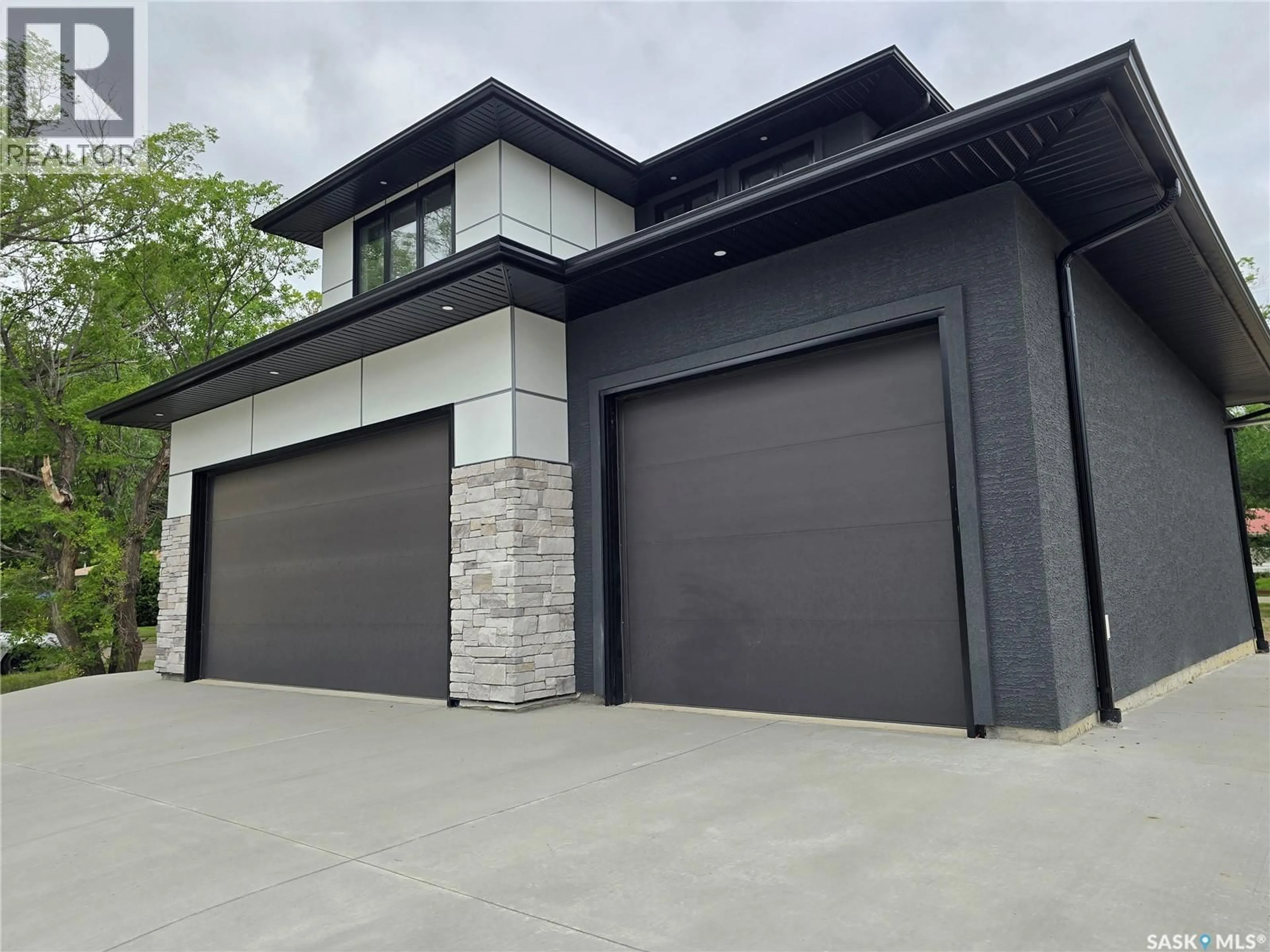 Indoor garage for 3 KENNEY CRESCENT, Weyburn Saskatchewan S4H0K5