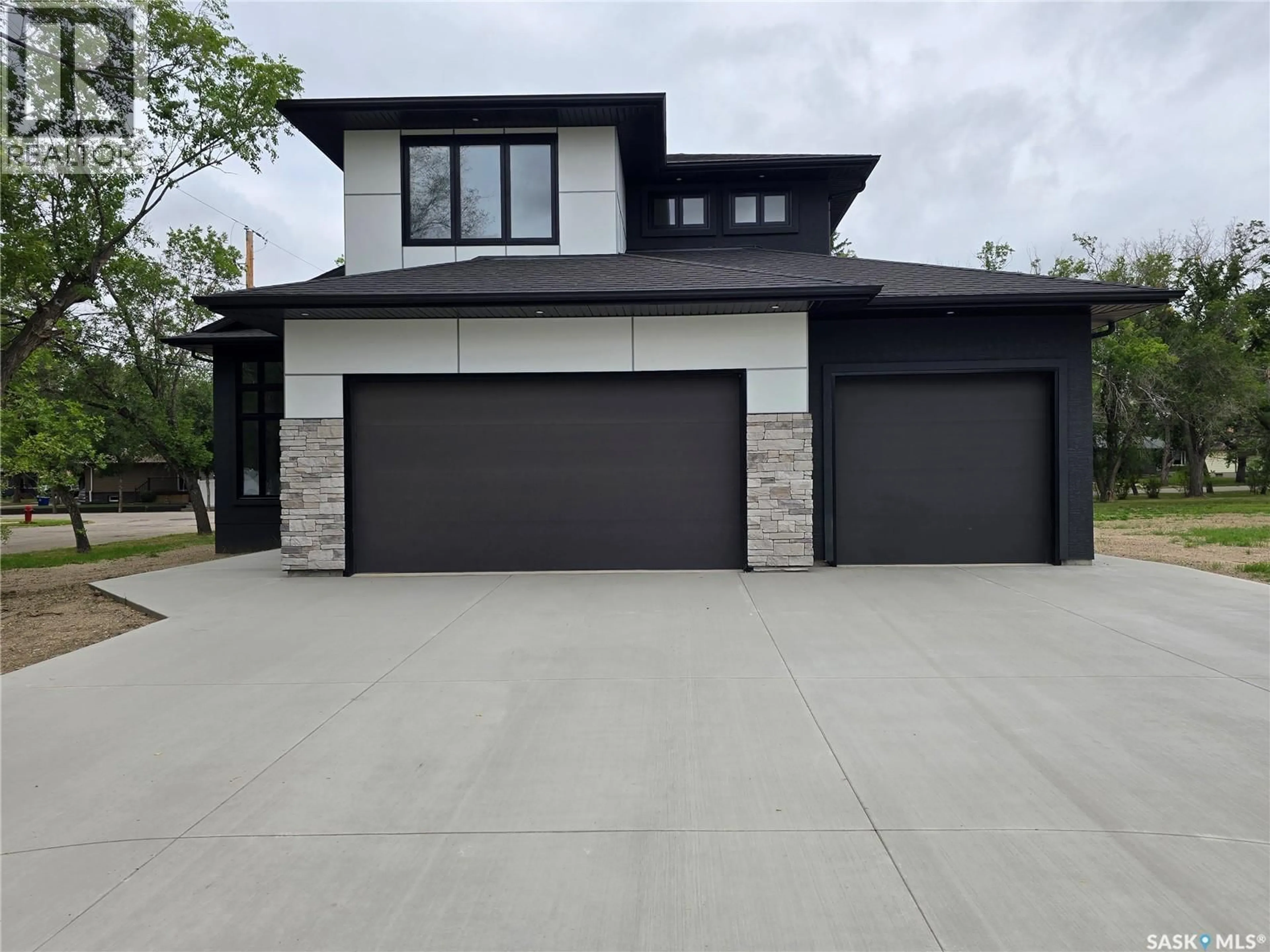 Indoor garage for 3 KENNEY CRESCENT, Weyburn Saskatchewan S4H0K5