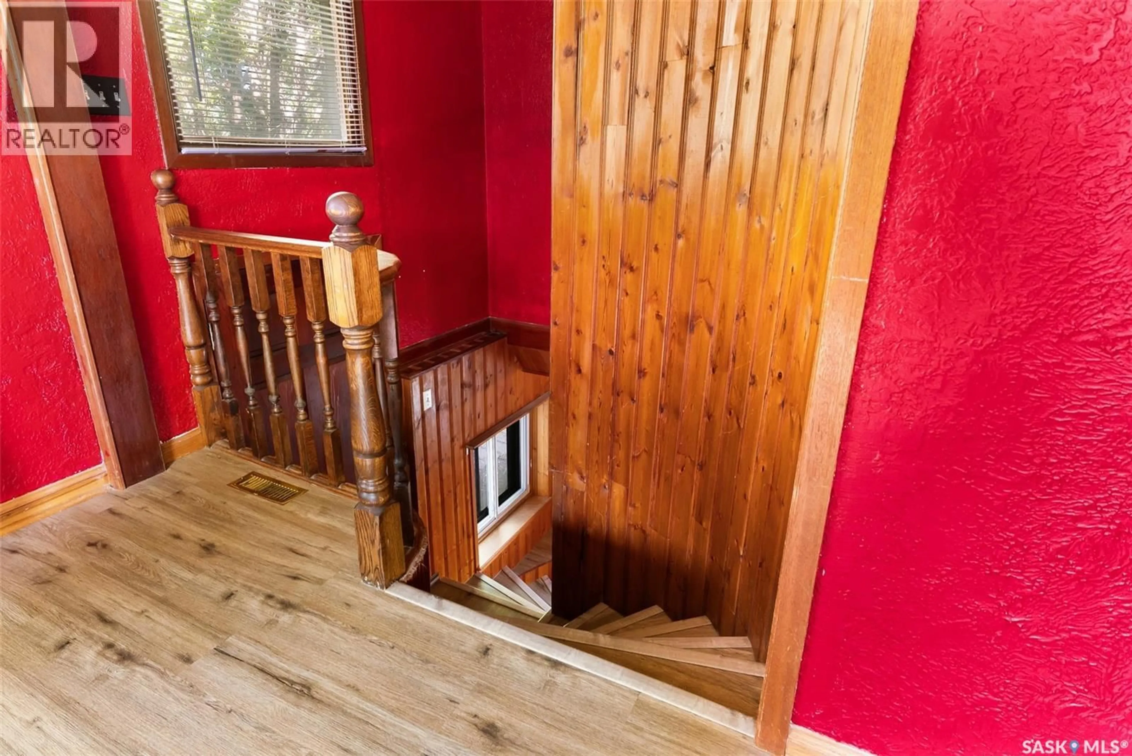 Indoor foyer for 5019 8TH AVENUE, Regina Saskatchewan S4T0W4