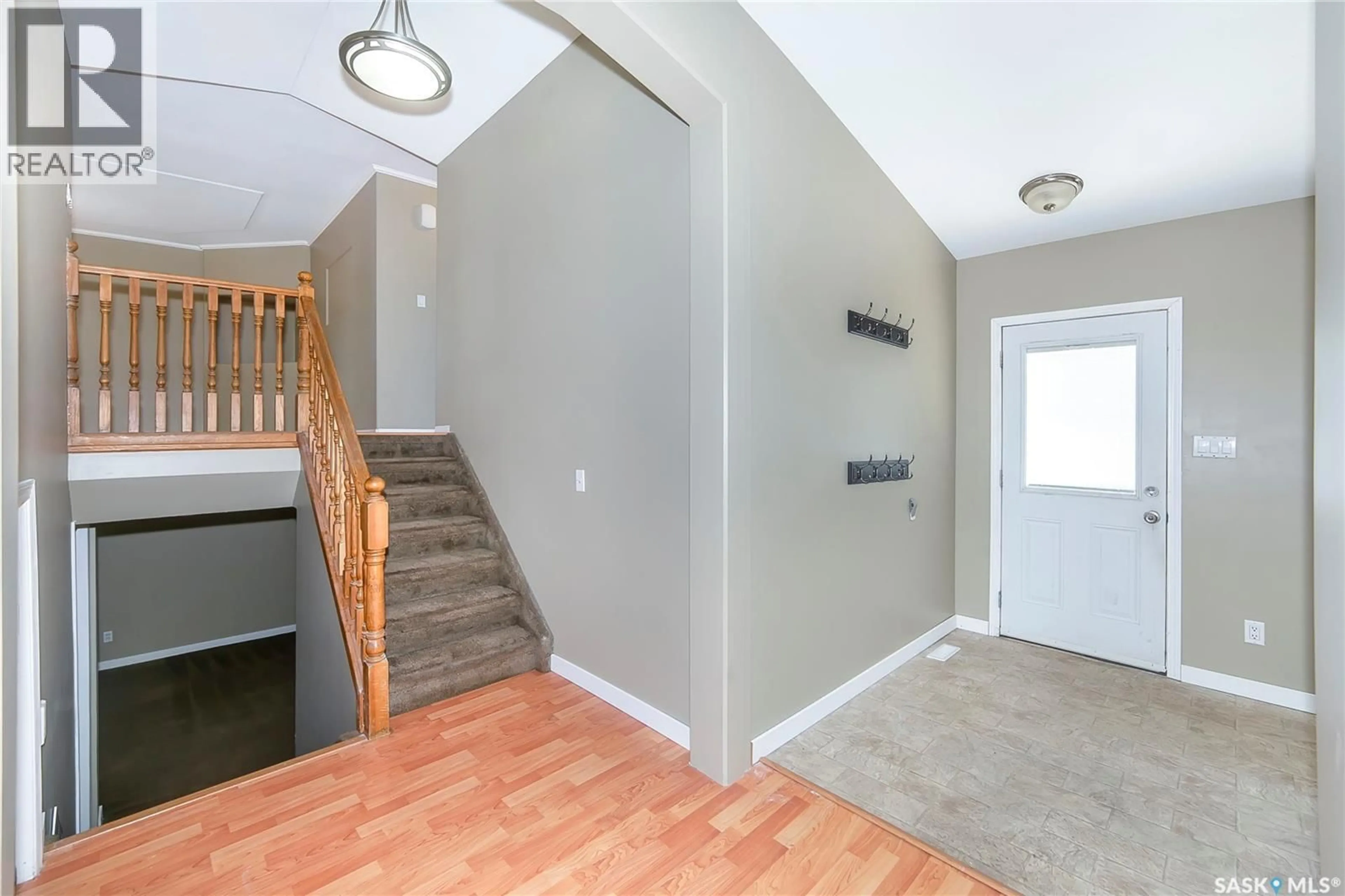 Indoor entryway for 426 VANIER CRESCENT, Saskatoon Saskatchewan S7L5J1
