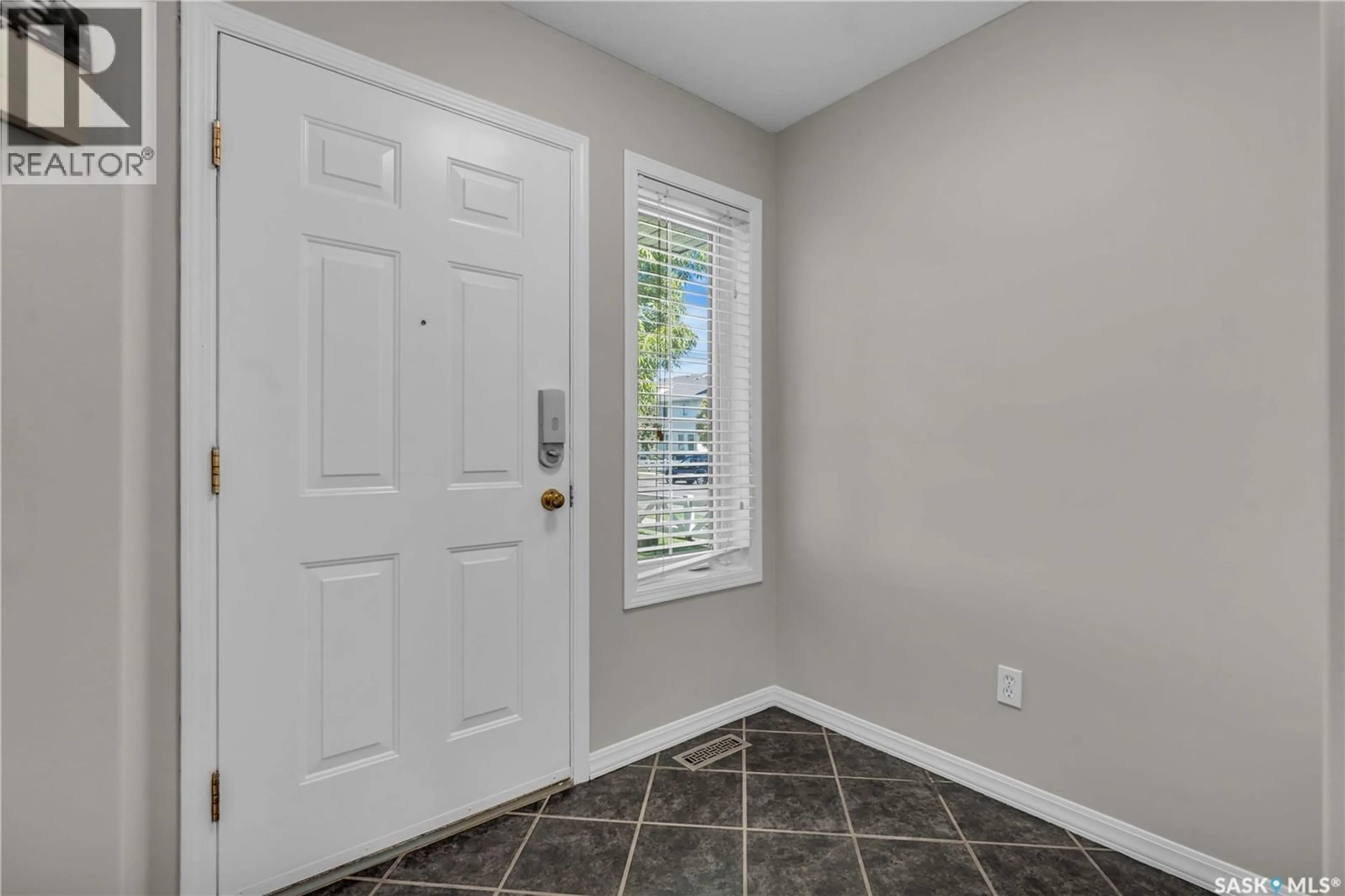 Indoor entryway for 13 110 KEEVIL CRESCENT, Saskatoon Saskatchewan S7N4N8