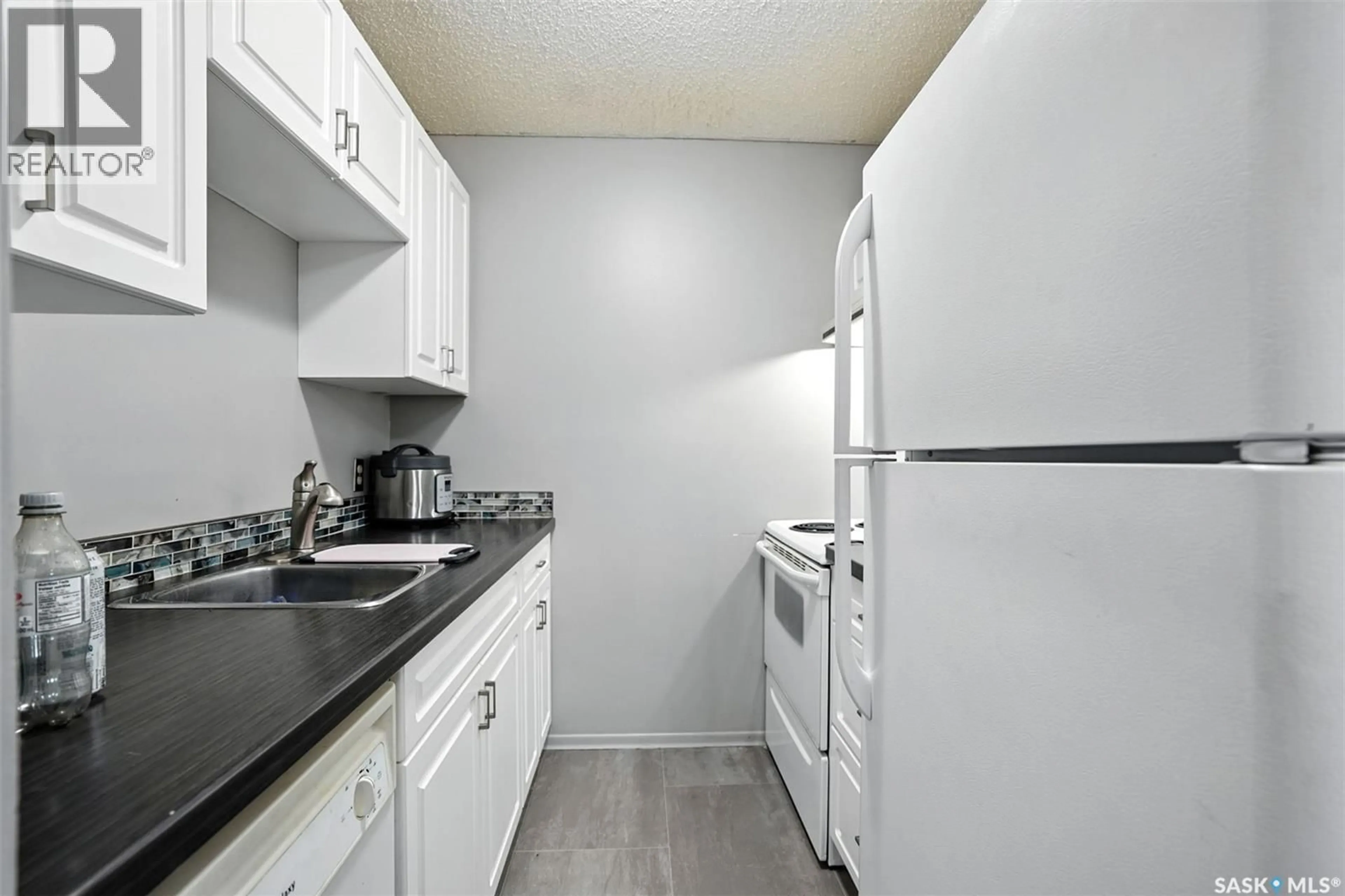 Standard kitchen, unknown for E - 103 624 8TH STREET, Saskatoon Saskatchewan S7H0R2