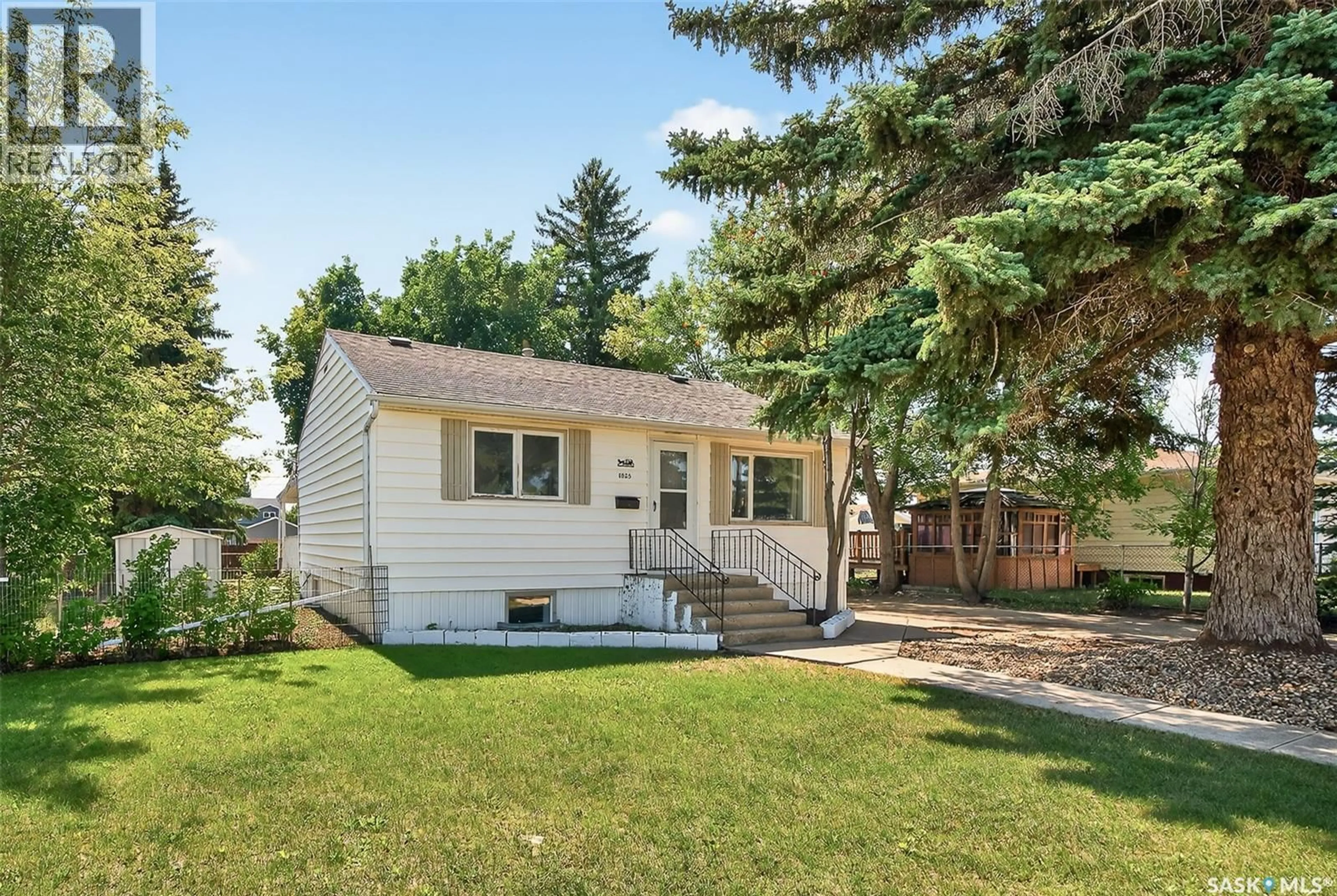 Home with vinyl exterior material, street for 1025 MONTGOMERY STREET, Moose Jaw Saskatchewan S6H2W9