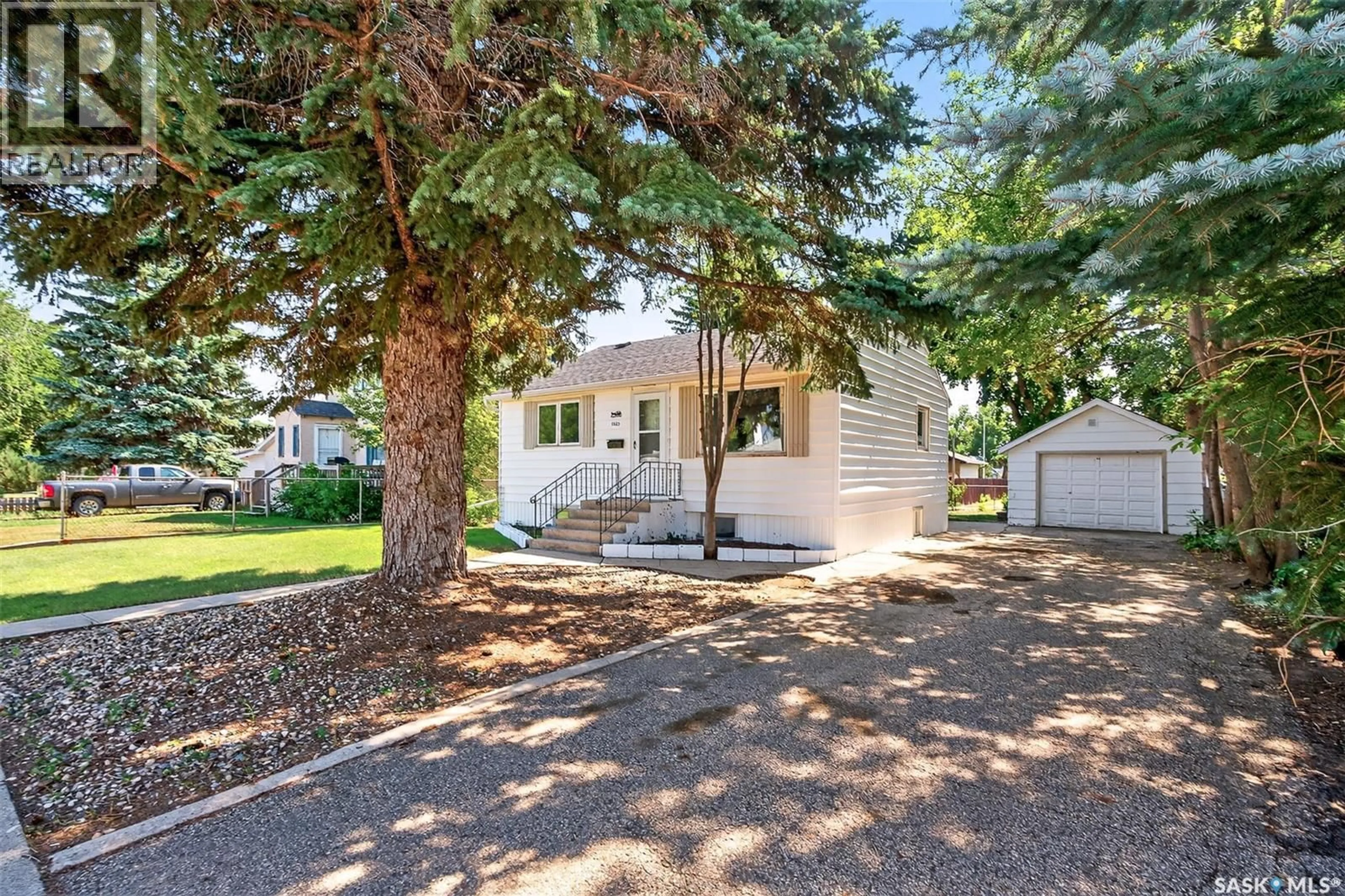 Home with vinyl exterior material, street for 1025 MONTGOMERY STREET, Moose Jaw Saskatchewan S6H2W9