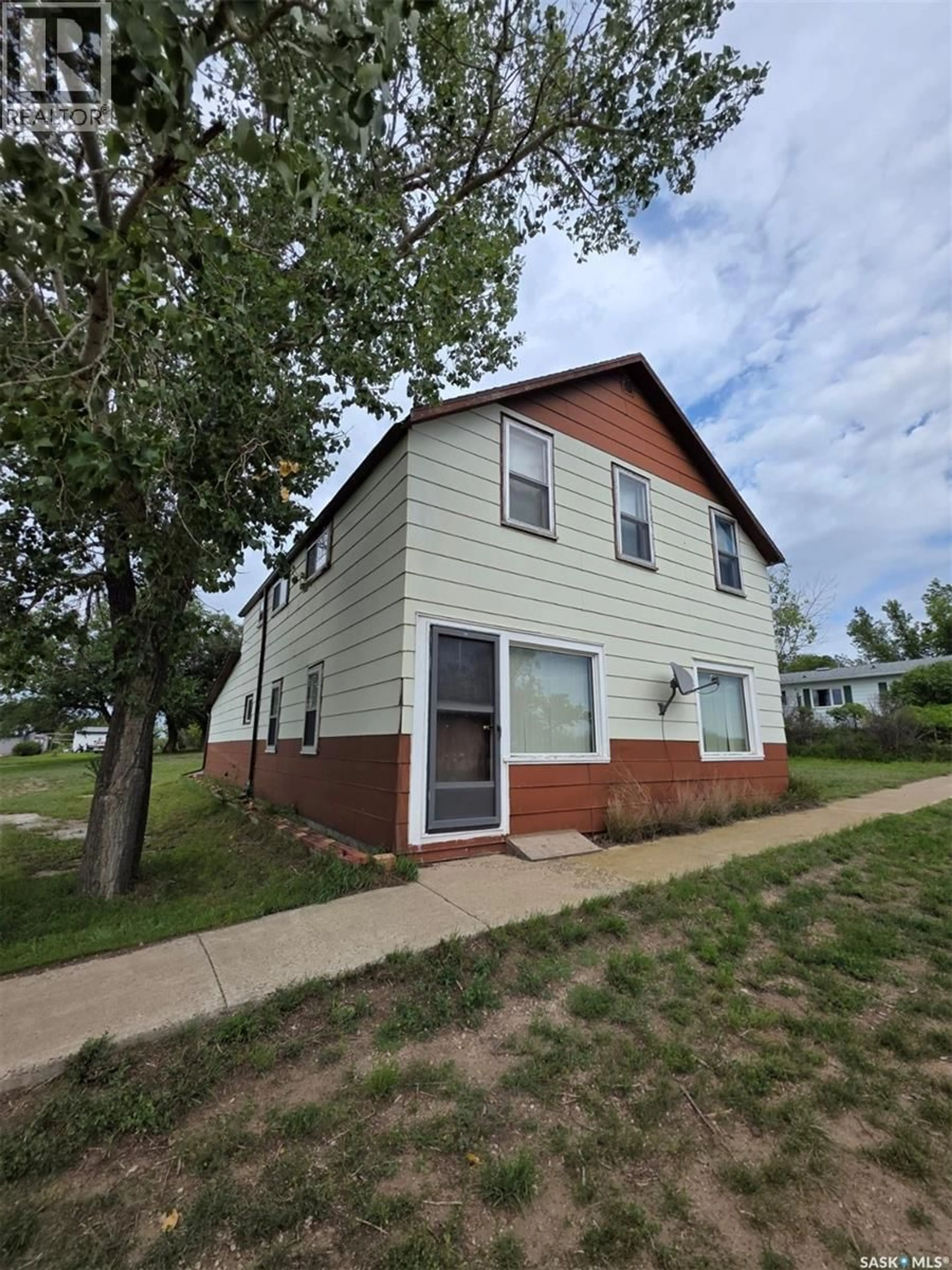 Home with vinyl exterior material, building for 529-533 RAILWAY AVENUE, Mankota Rm No. 45 Saskatchewan S0H2T0