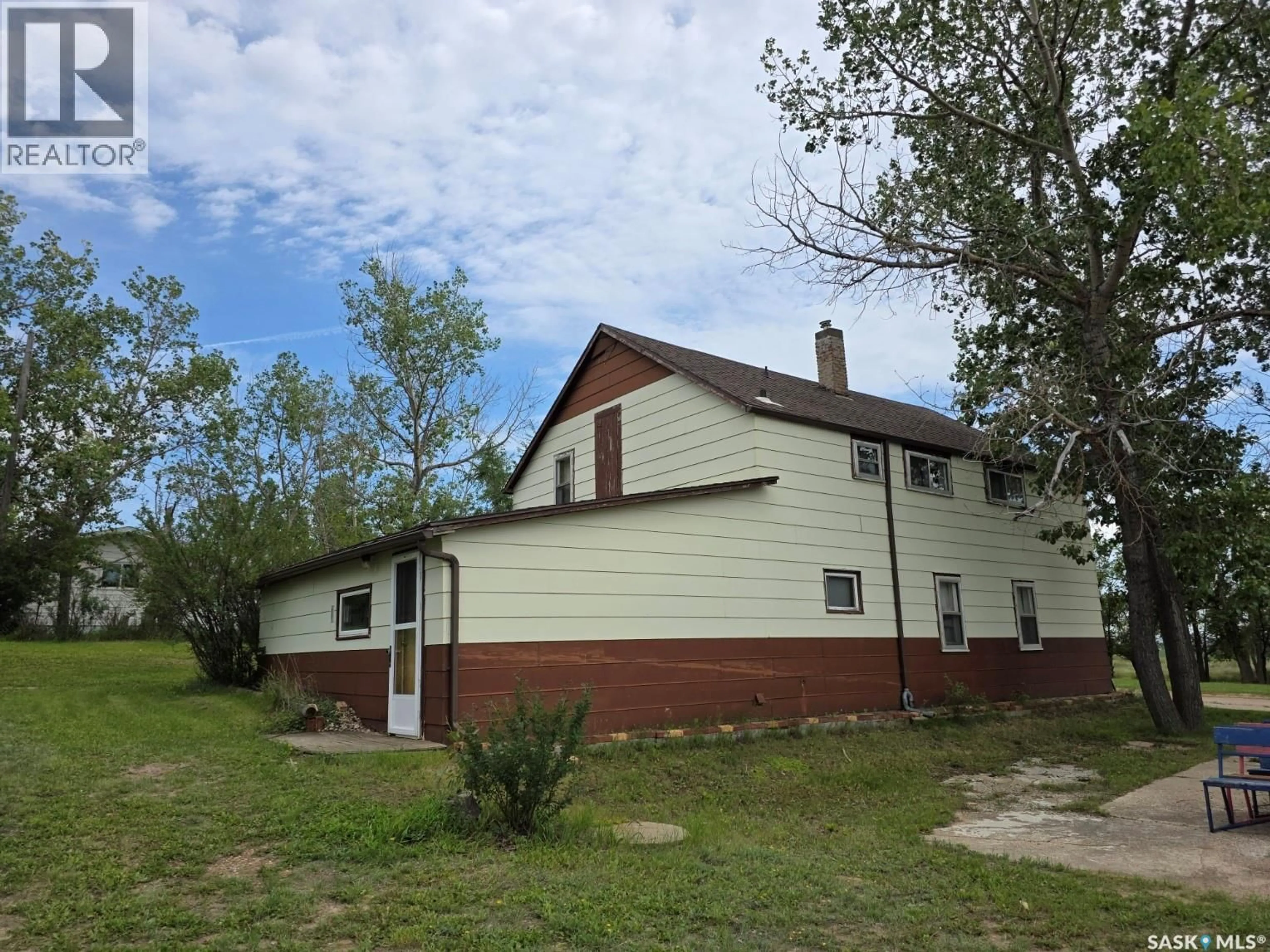 A pic from outside/outdoor area/front of a property/back of a property/a pic from drone, building for 529-533 RAILWAY AVENUE, Mankota Rm No. 45 Saskatchewan S0H2T0