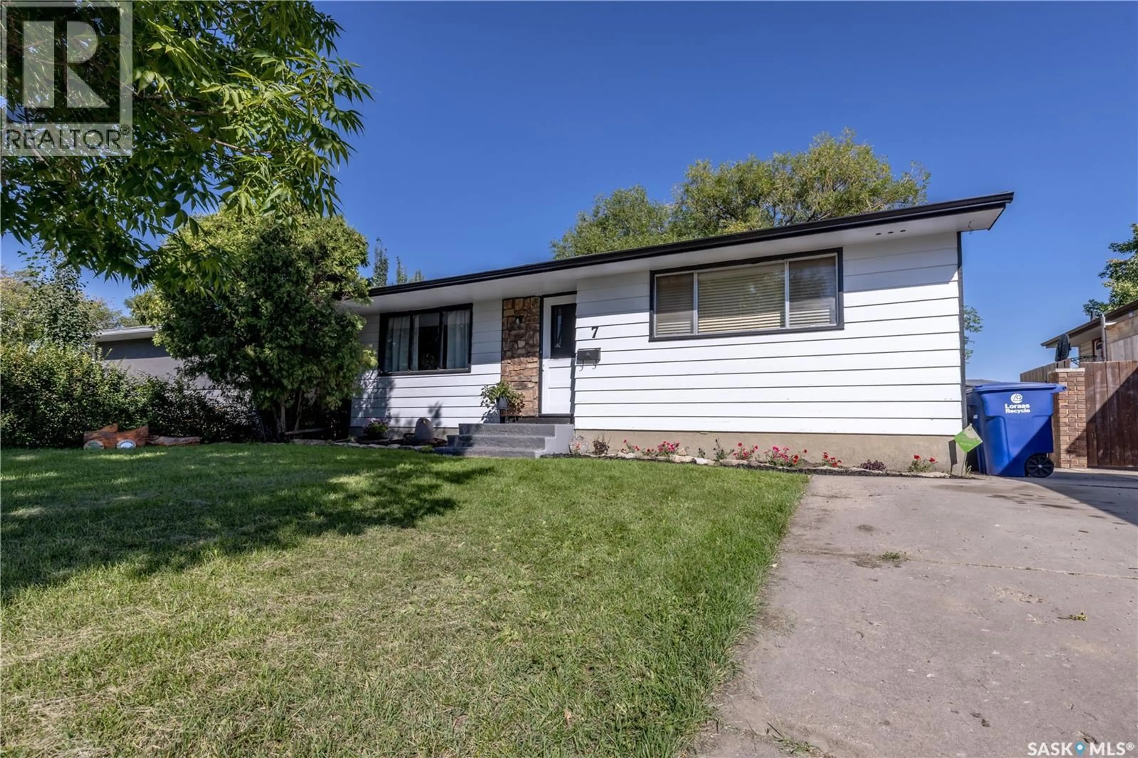 Home with vinyl exterior material, street for 7 ROSS CRESCENT, Saskatoon Saskatchewan S7L4B2