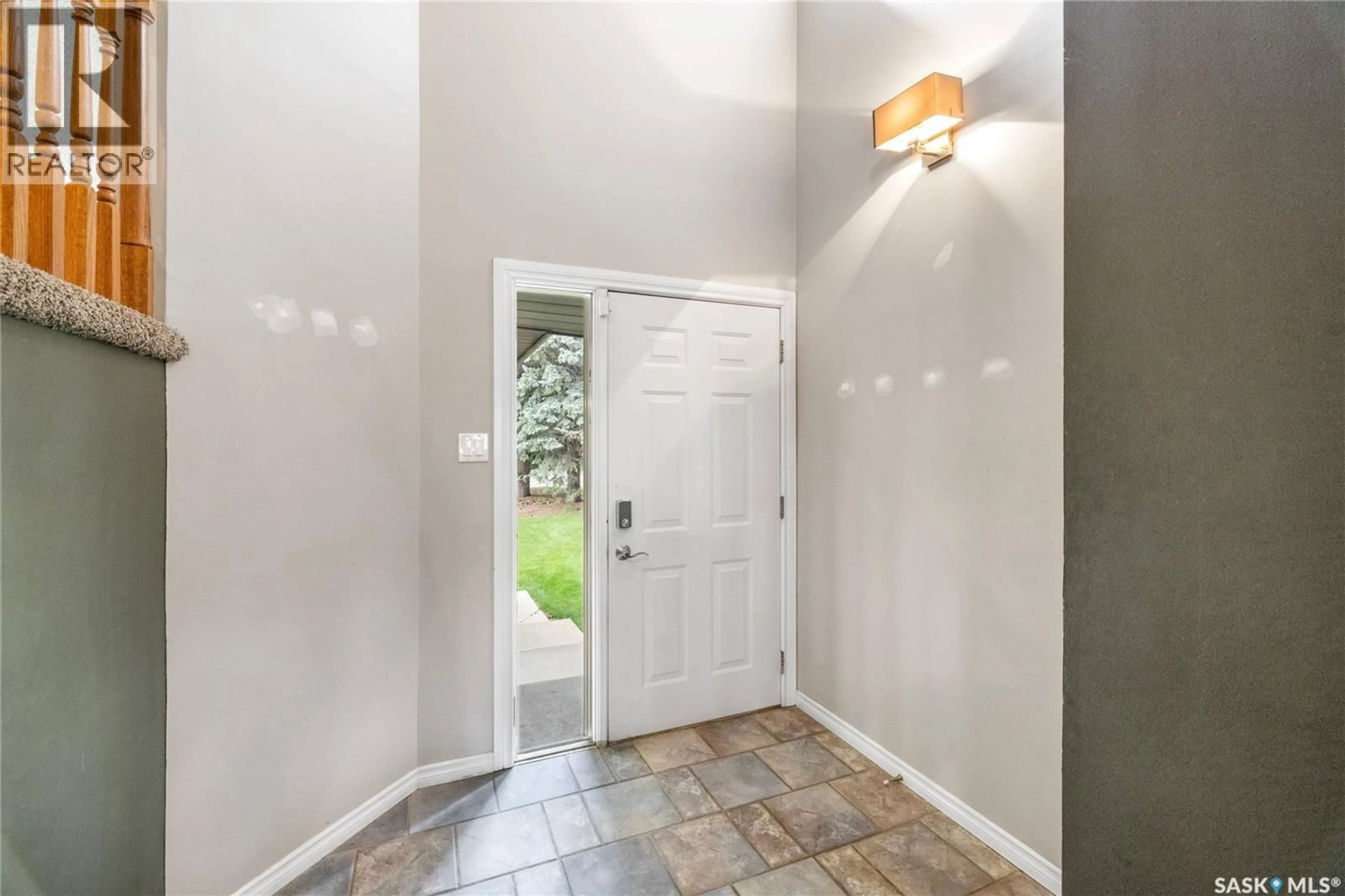 Indoor entryway for 307 AVON DRIVE, Regina Saskatchewan S4V1L8