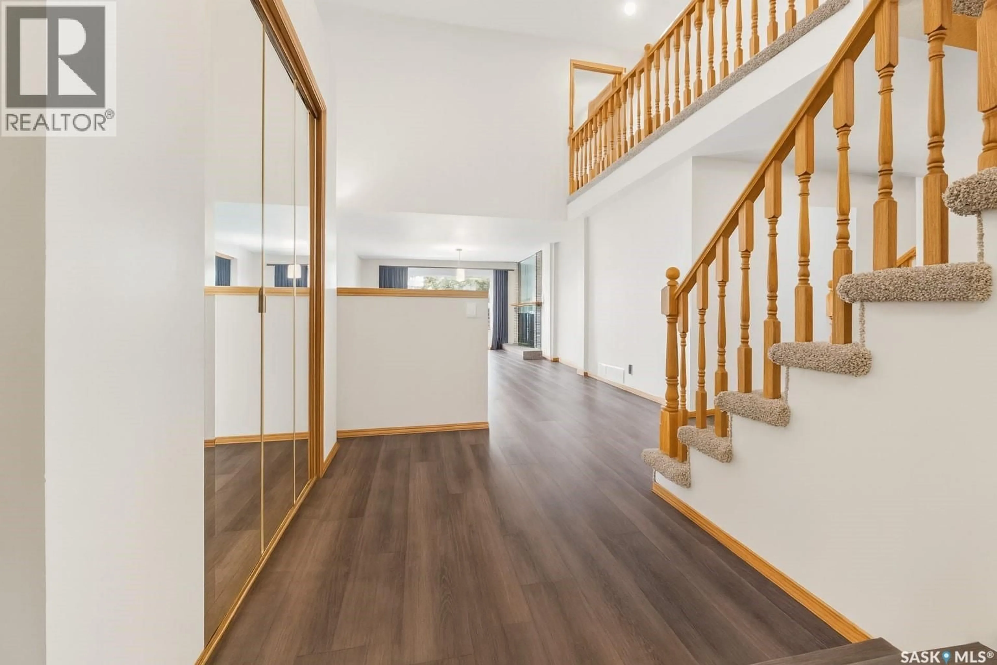 Indoor foyer for 307 AVON DRIVE, Regina Saskatchewan S4V1L8
