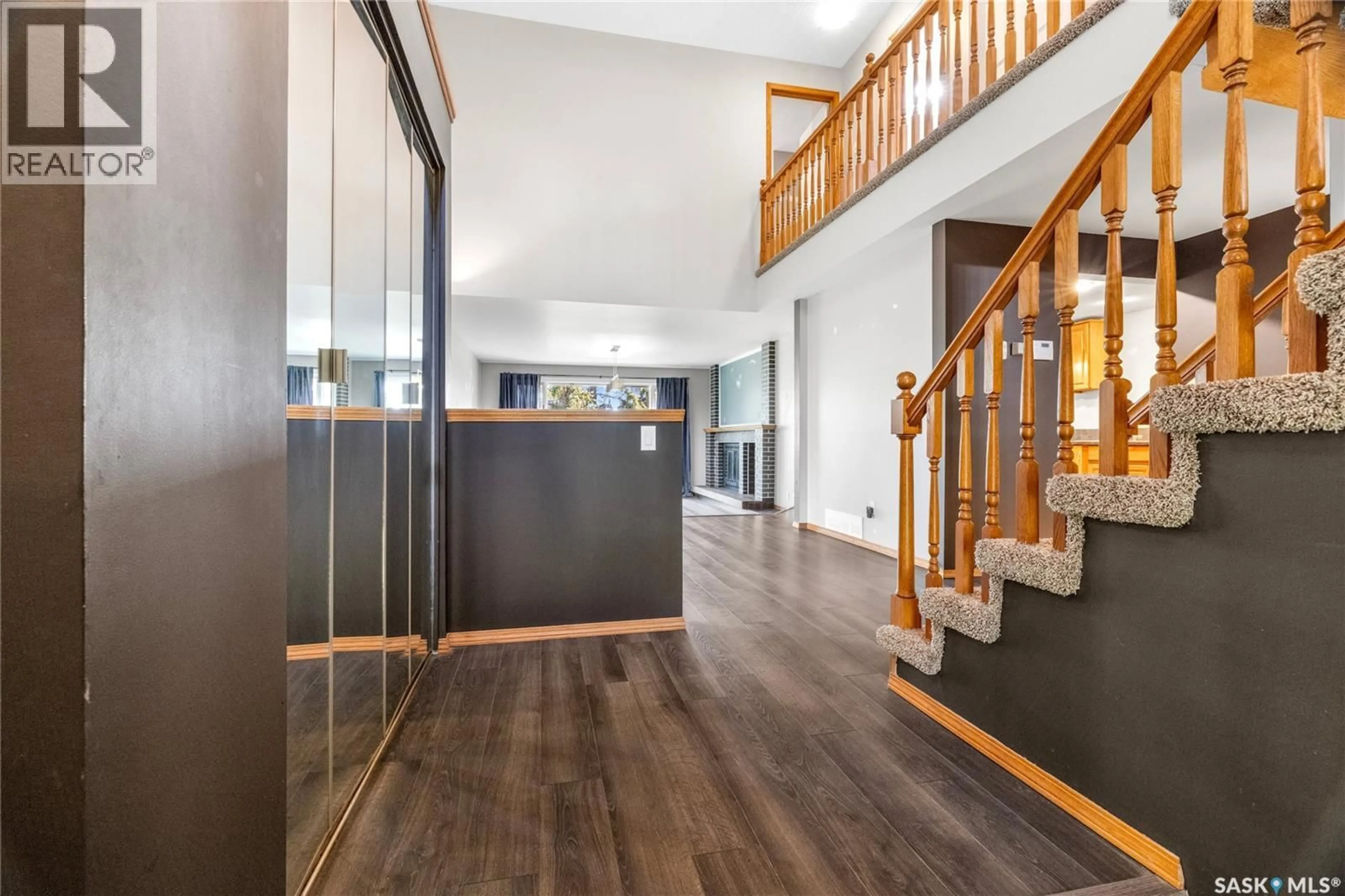 Indoor foyer for 307 AVON DRIVE, Regina Saskatchewan S4V1L8