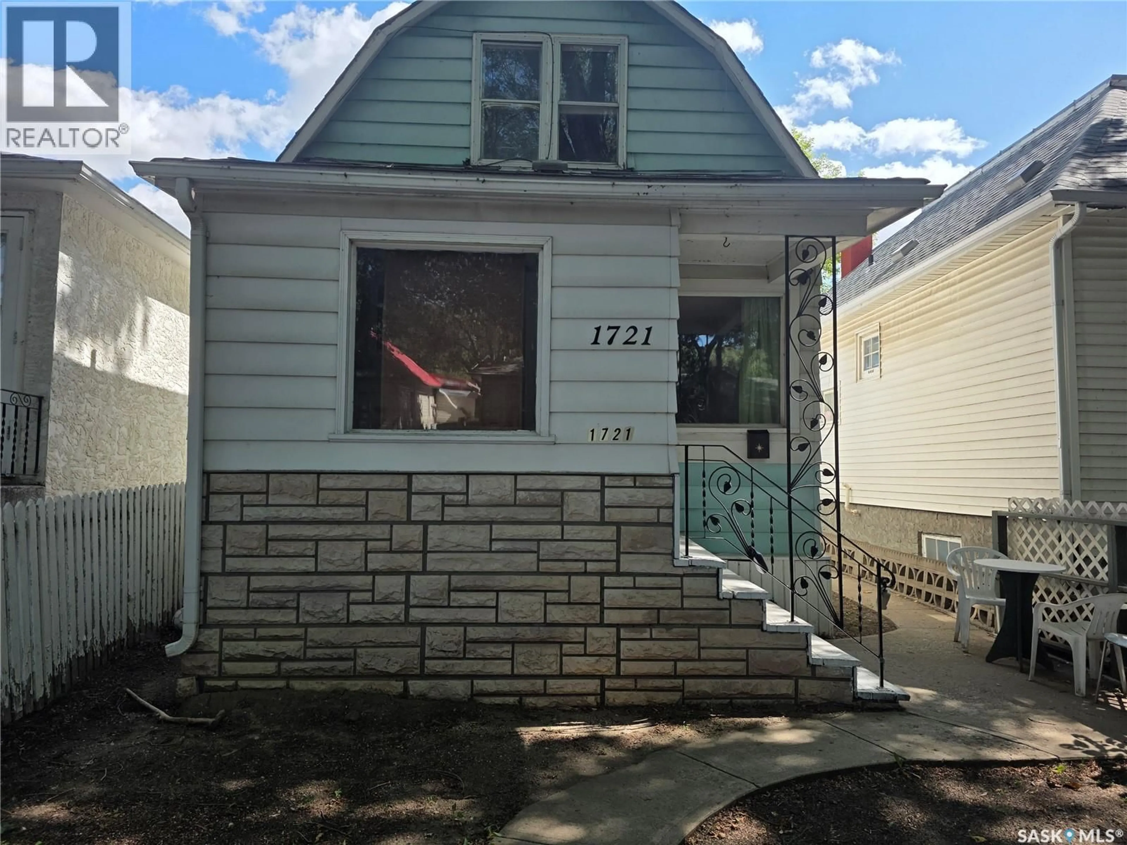 Home with vinyl exterior material, street for 1721 QUEBEC STREET, Regina Saskatchewan S4P1J4