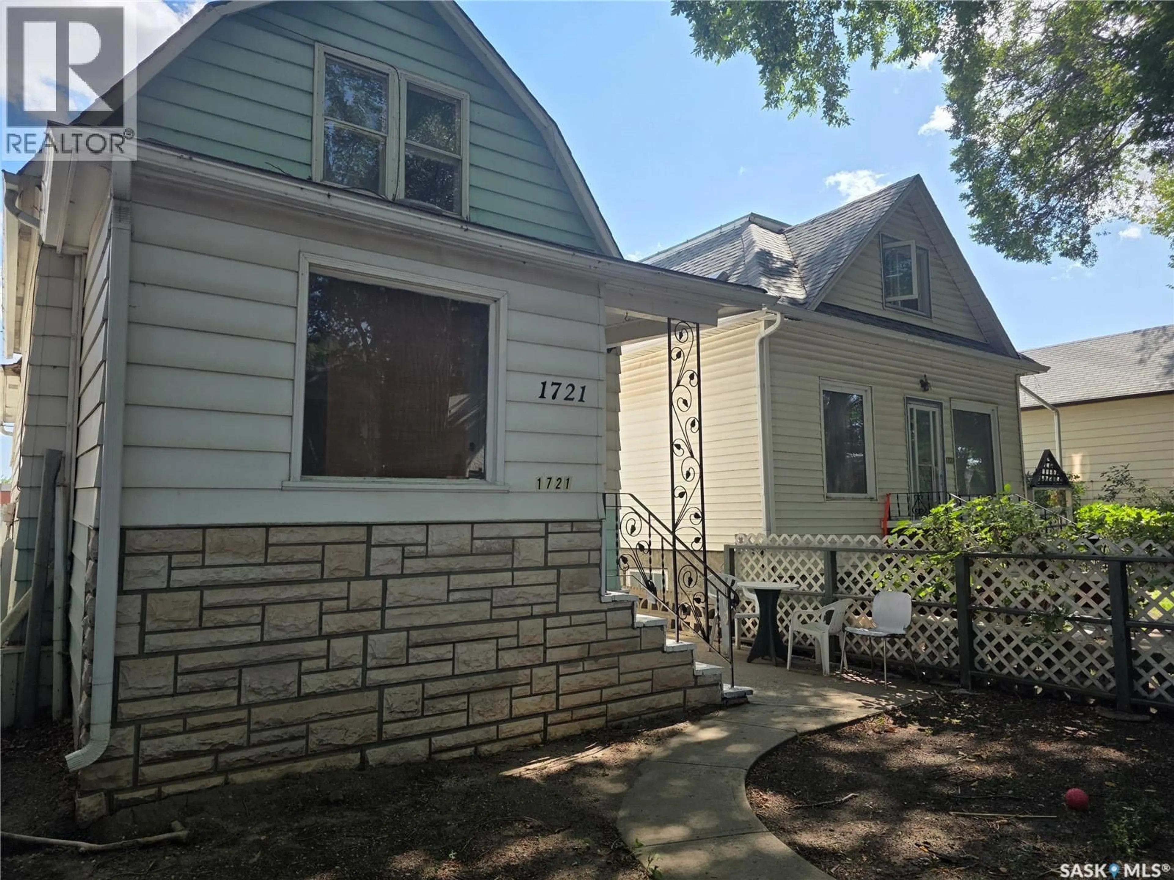 Home with vinyl exterior material, street for 1721 QUEBEC STREET, Regina Saskatchewan S4P1J4