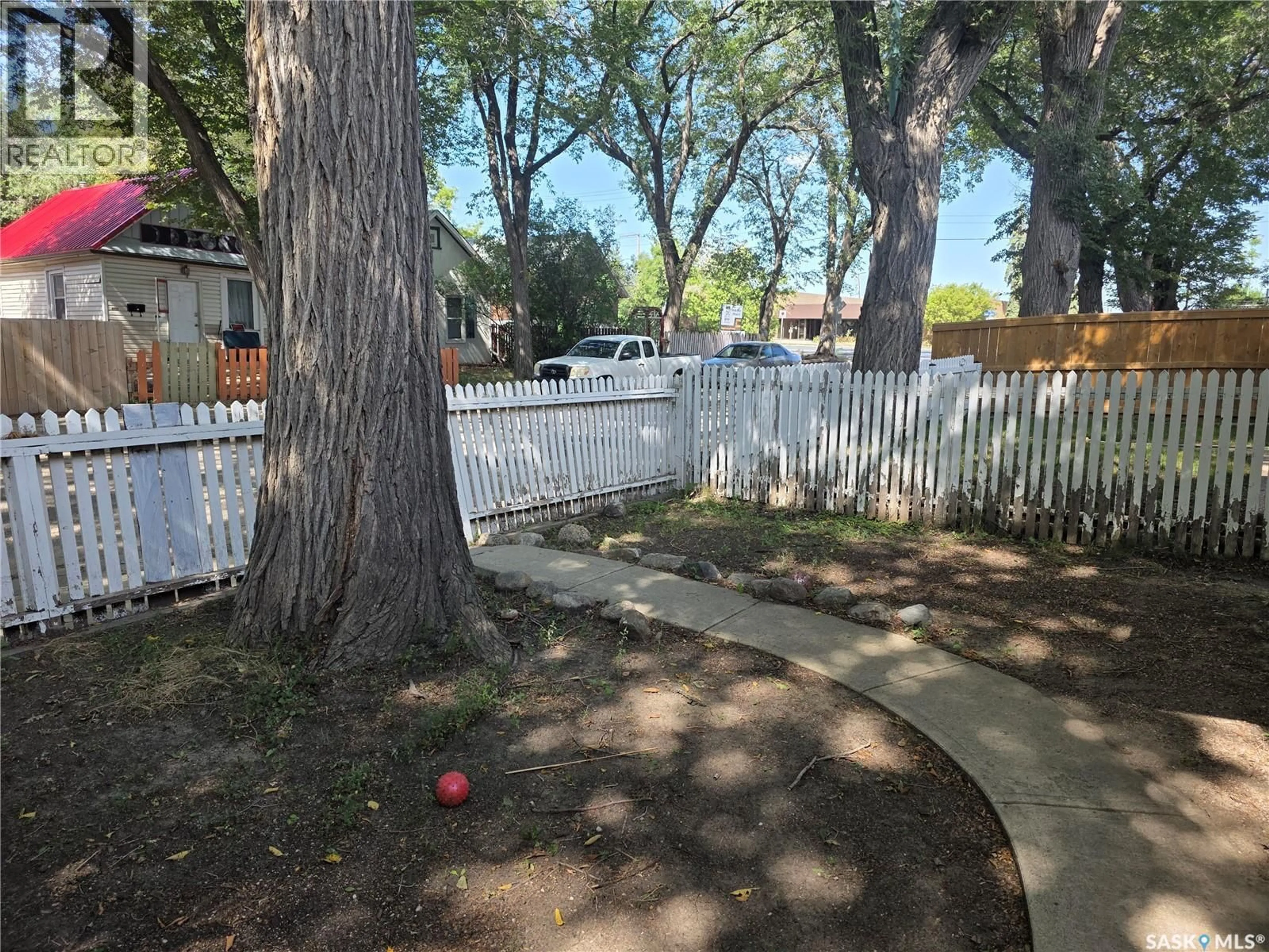 A pic from outside/outdoor area/front of a property/back of a property/a pic from drone, street for 1721 QUEBEC STREET, Regina Saskatchewan S4P1J4