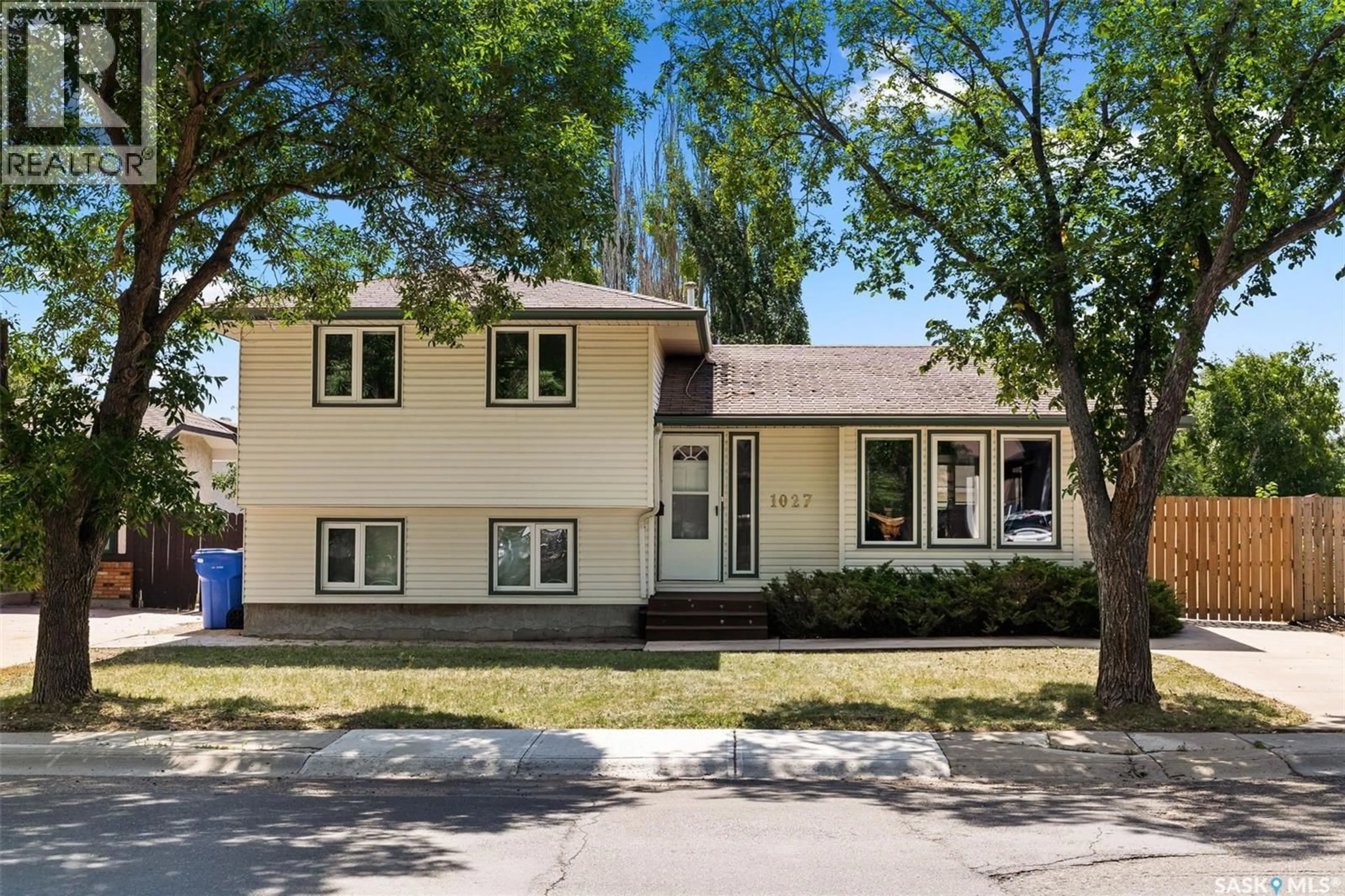 Home with vinyl exterior material, street for 1027 GRAHAM ROAD, Regina Saskatchewan S4N5Z5