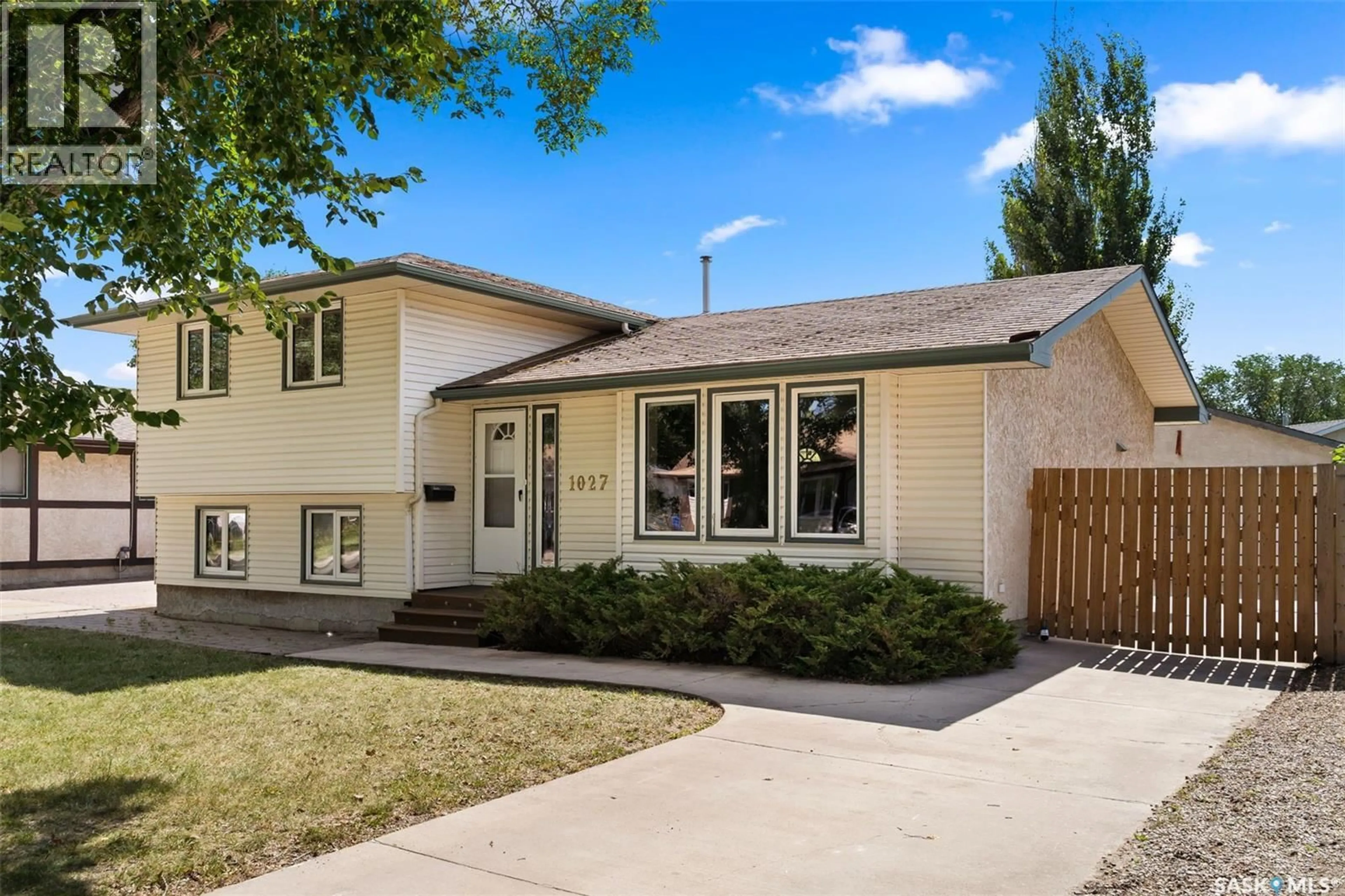 Home with vinyl exterior material, street for 1027 GRAHAM ROAD, Regina Saskatchewan S4N5Z5