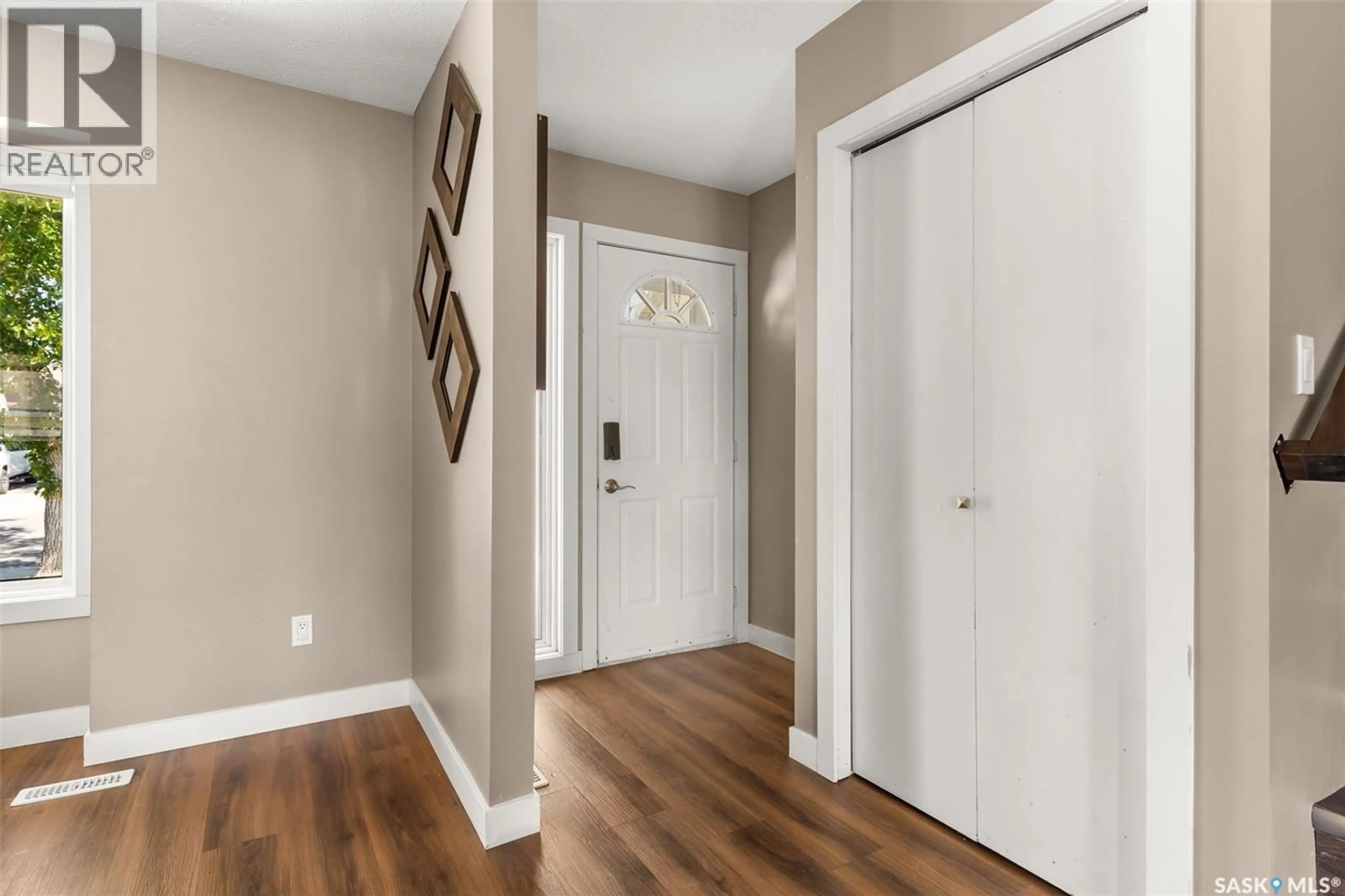 Indoor entryway for 1027 GRAHAM ROAD, Regina Saskatchewan S4N5Z5
