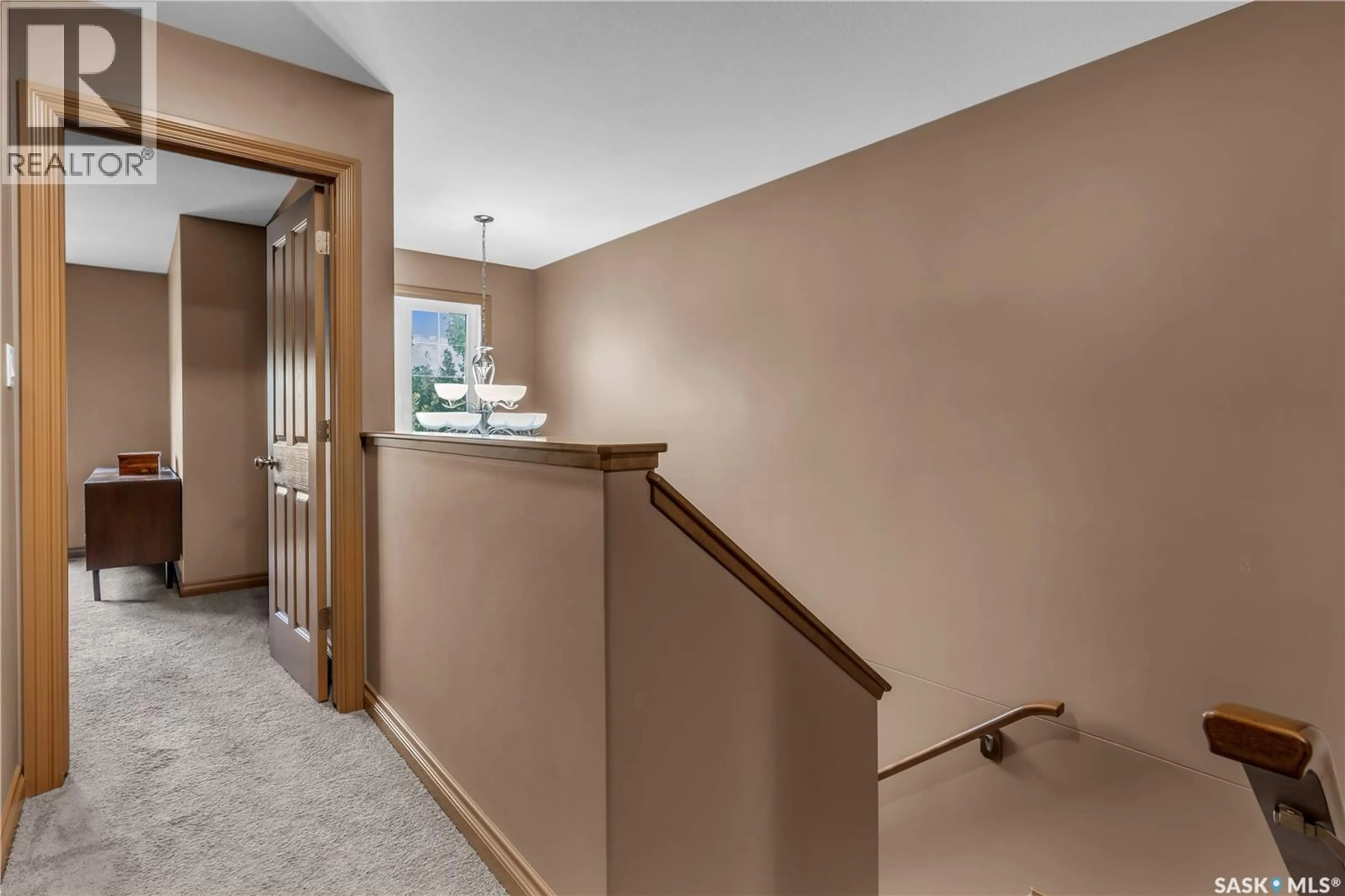 Indoor foyer for 4541 2ND AVENUE, Regina Saskatchewan S4T0P7