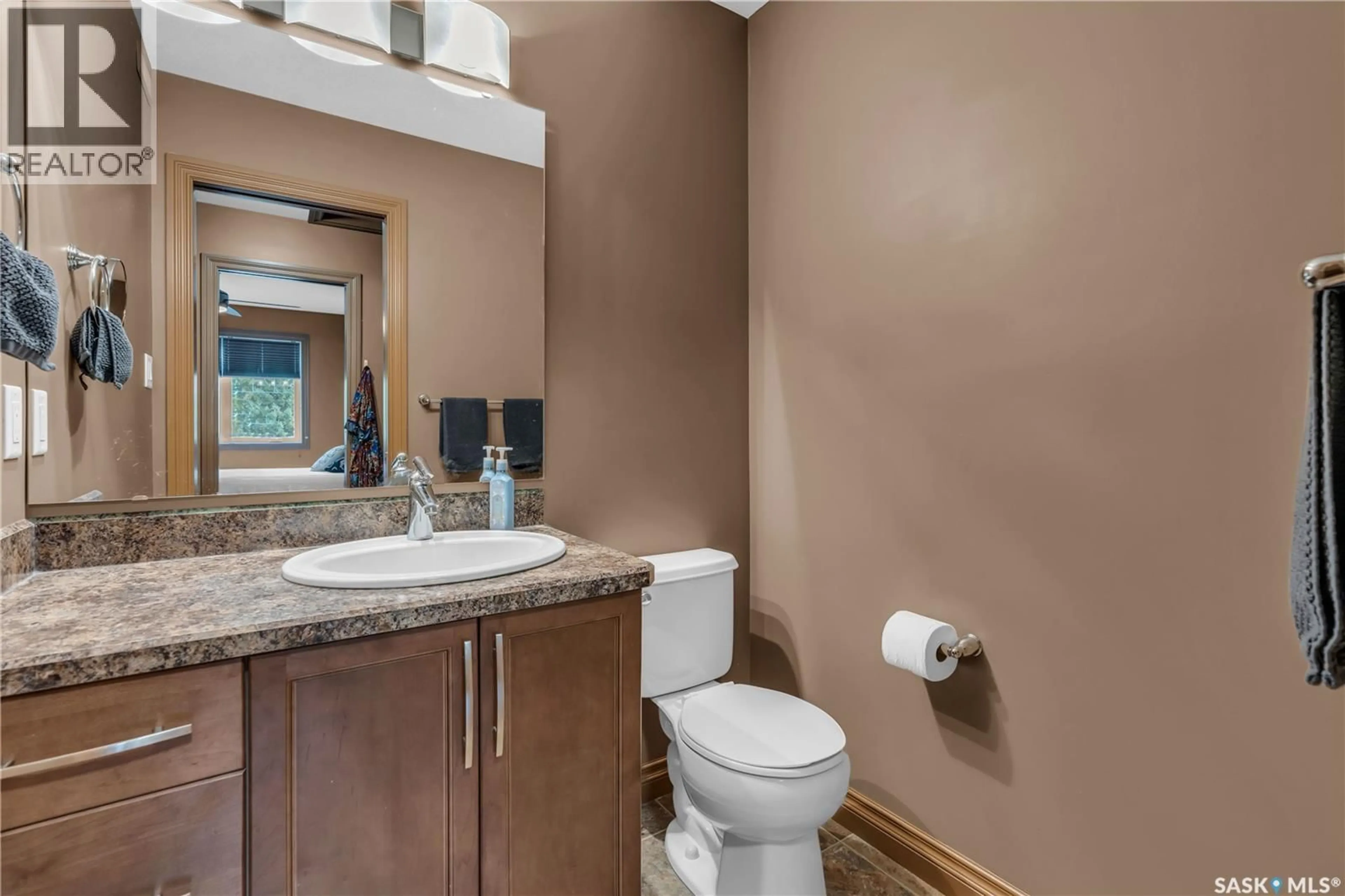 Standard bathroom, ceramic/tile floor for 4541 2ND AVENUE, Regina Saskatchewan S4T0P7