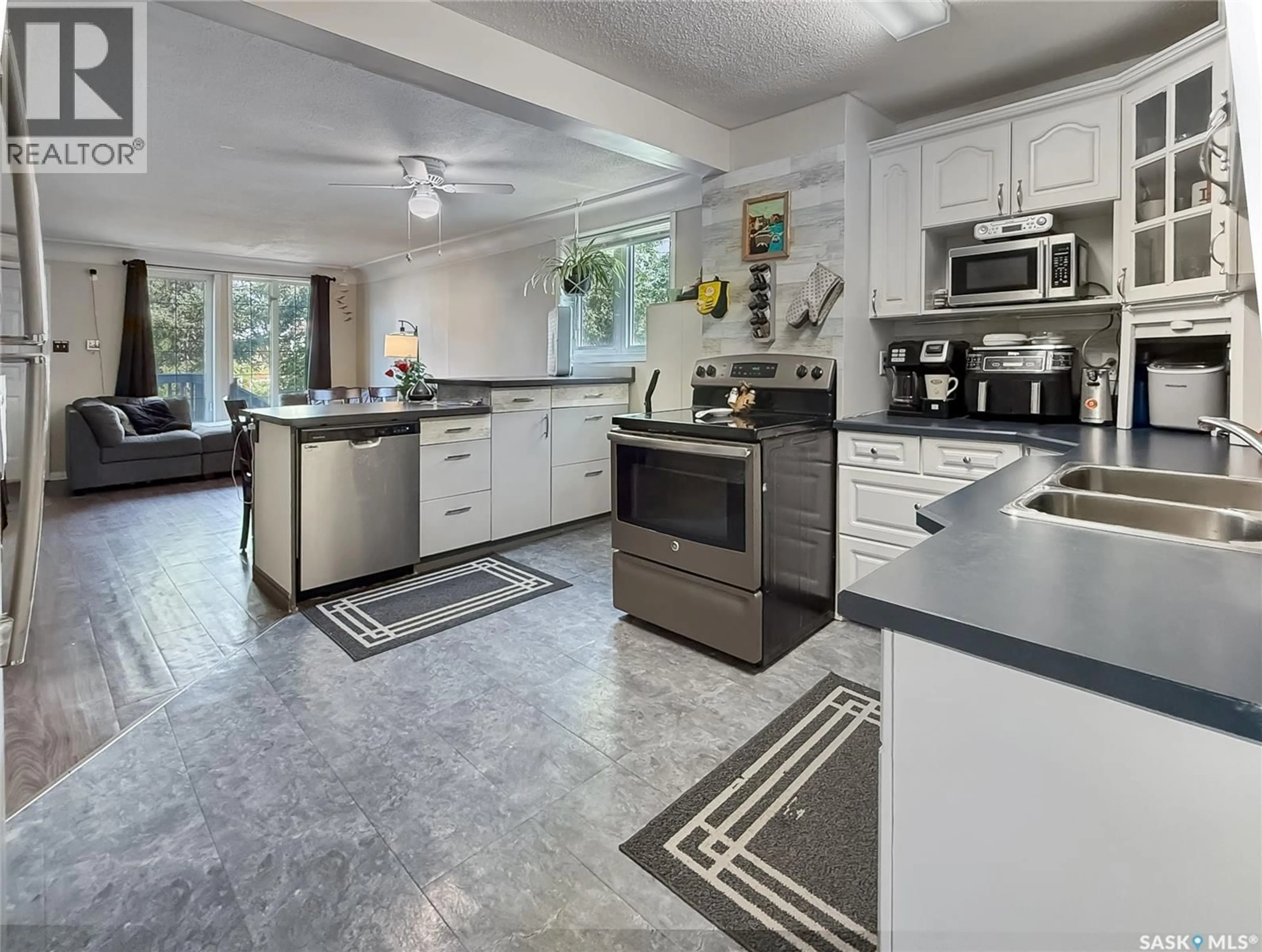Open concept kitchen, ceramic/tile floor for 520 CENTRAL AVENUE, Swift Current Saskatchewan S9H0L9
