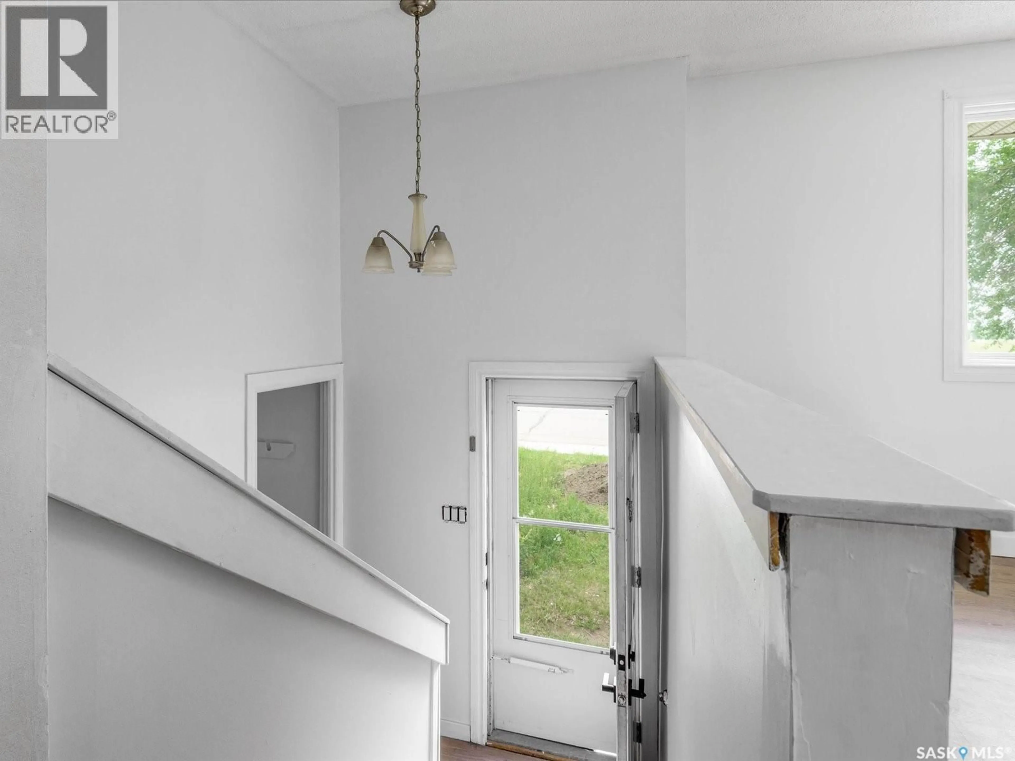 Indoor foyer for 7332 BOWMAN AVENUE, Regina Saskatchewan S4T6K8