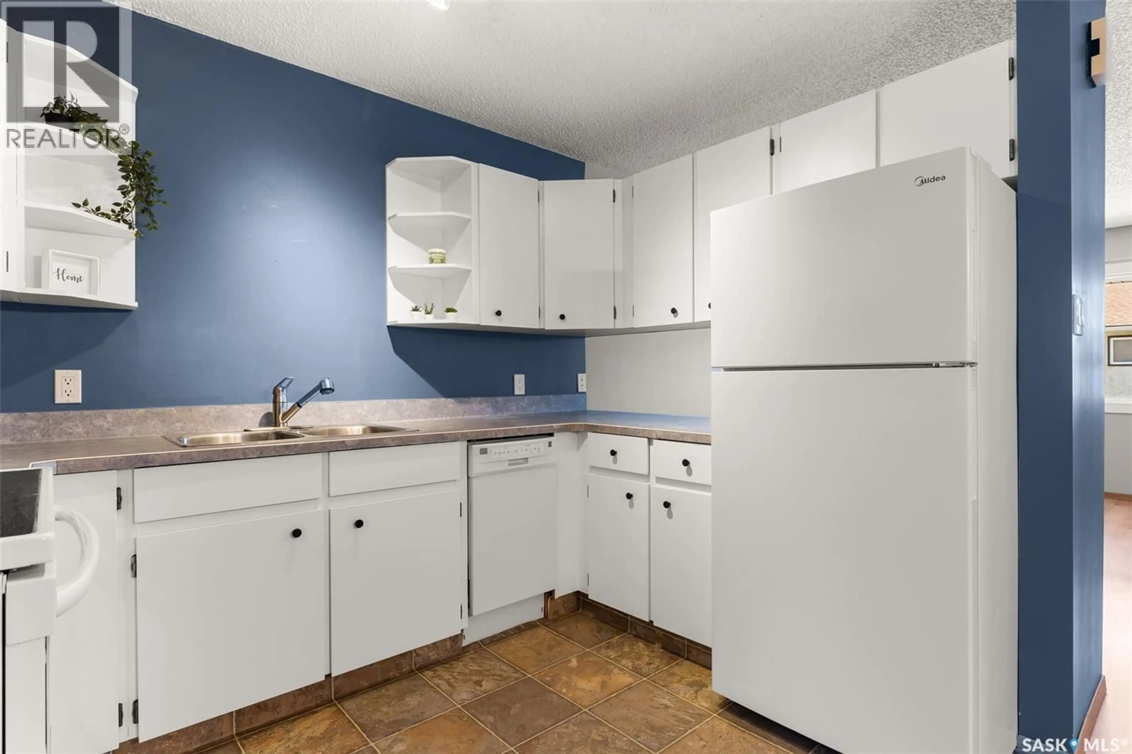 Standard kitchen, ceramic/tile floor for 6952 BLAKENEY DRIVE, Regina Saskatchewan S4X2N5
