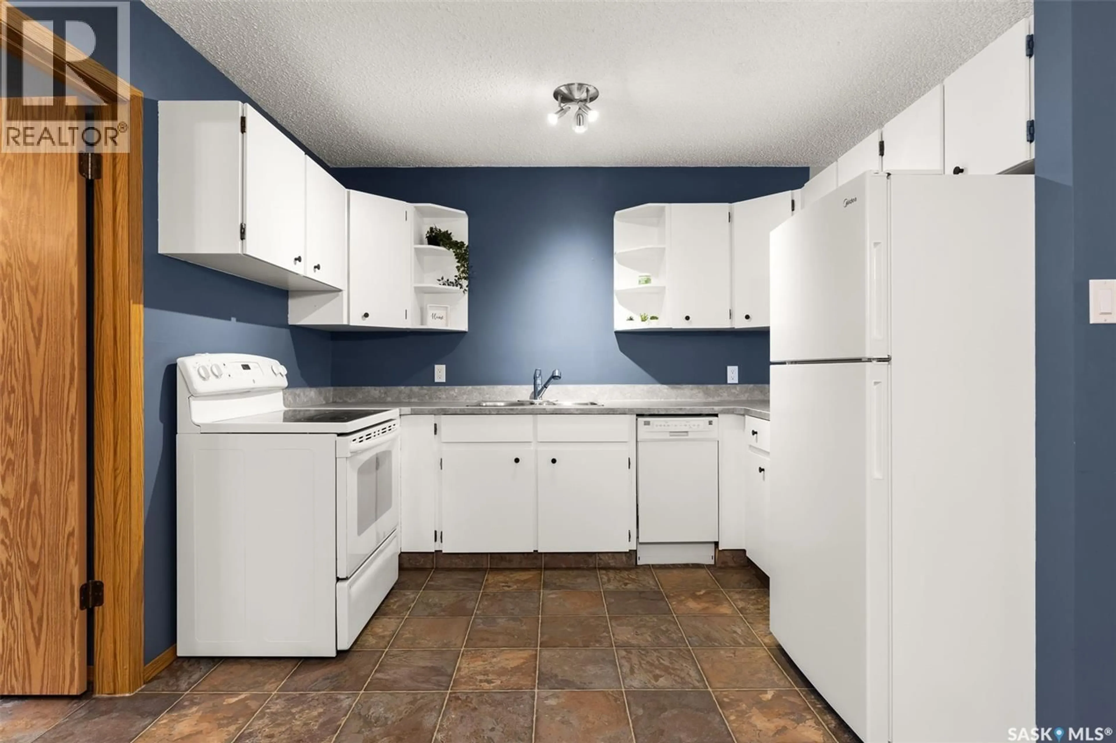 Standard kitchen, ceramic/tile floor for 6952 BLAKENEY DRIVE, Regina Saskatchewan S4X2N5