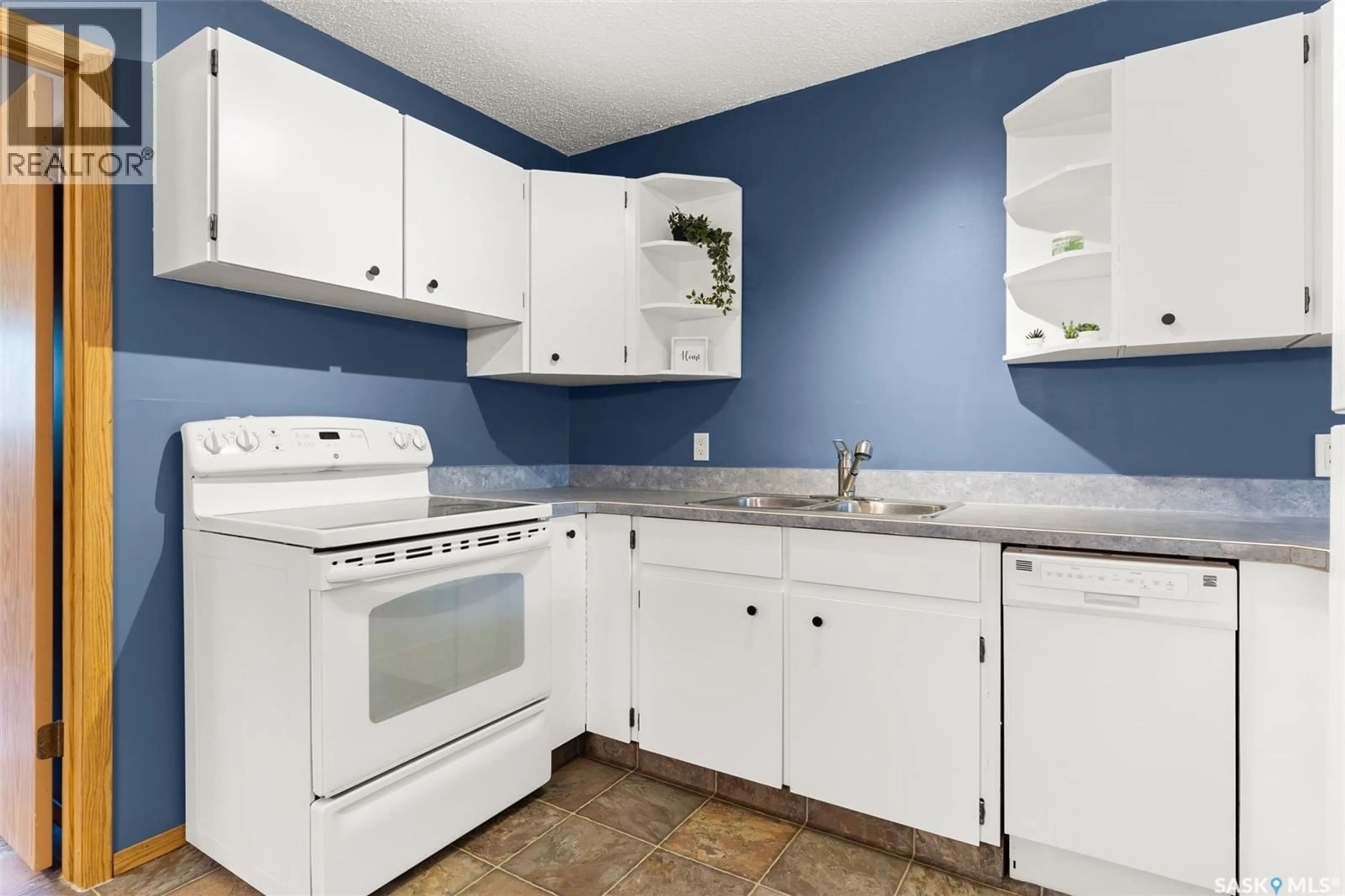 Standard kitchen, unknown for 6952 BLAKENEY DRIVE, Regina Saskatchewan S4X2N5