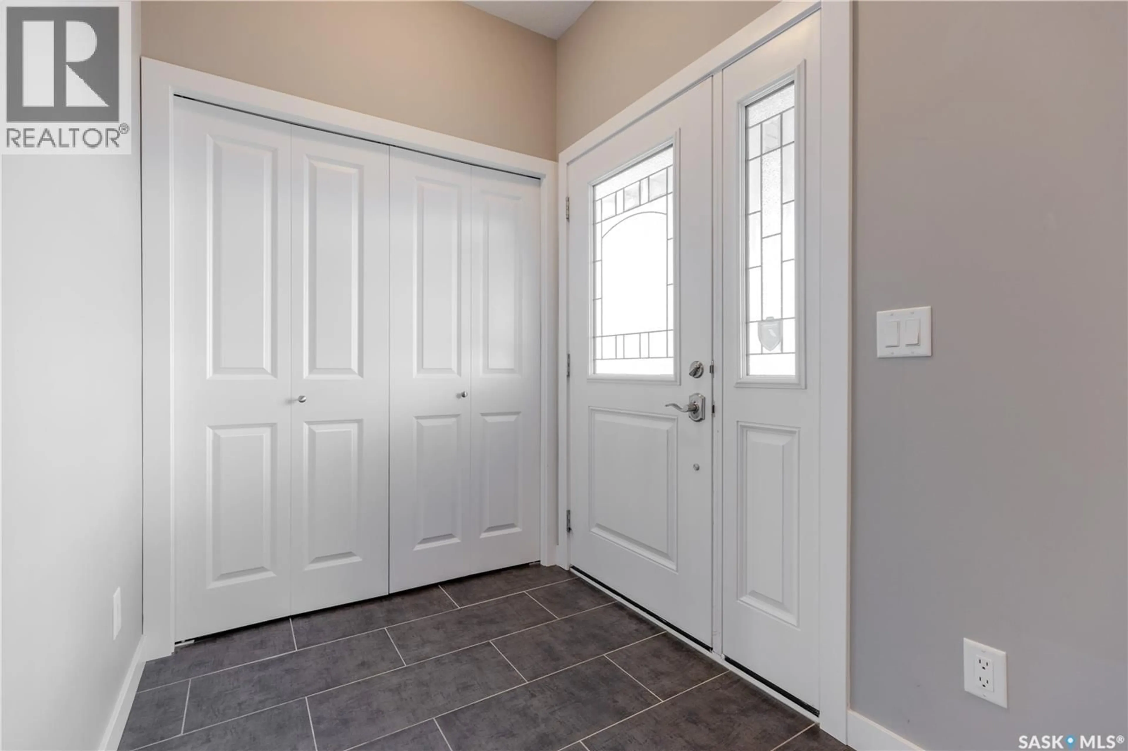 Indoor entryway for 1433 BESNARD DRIVE, Martensville Saskatchewan S0K2T1
