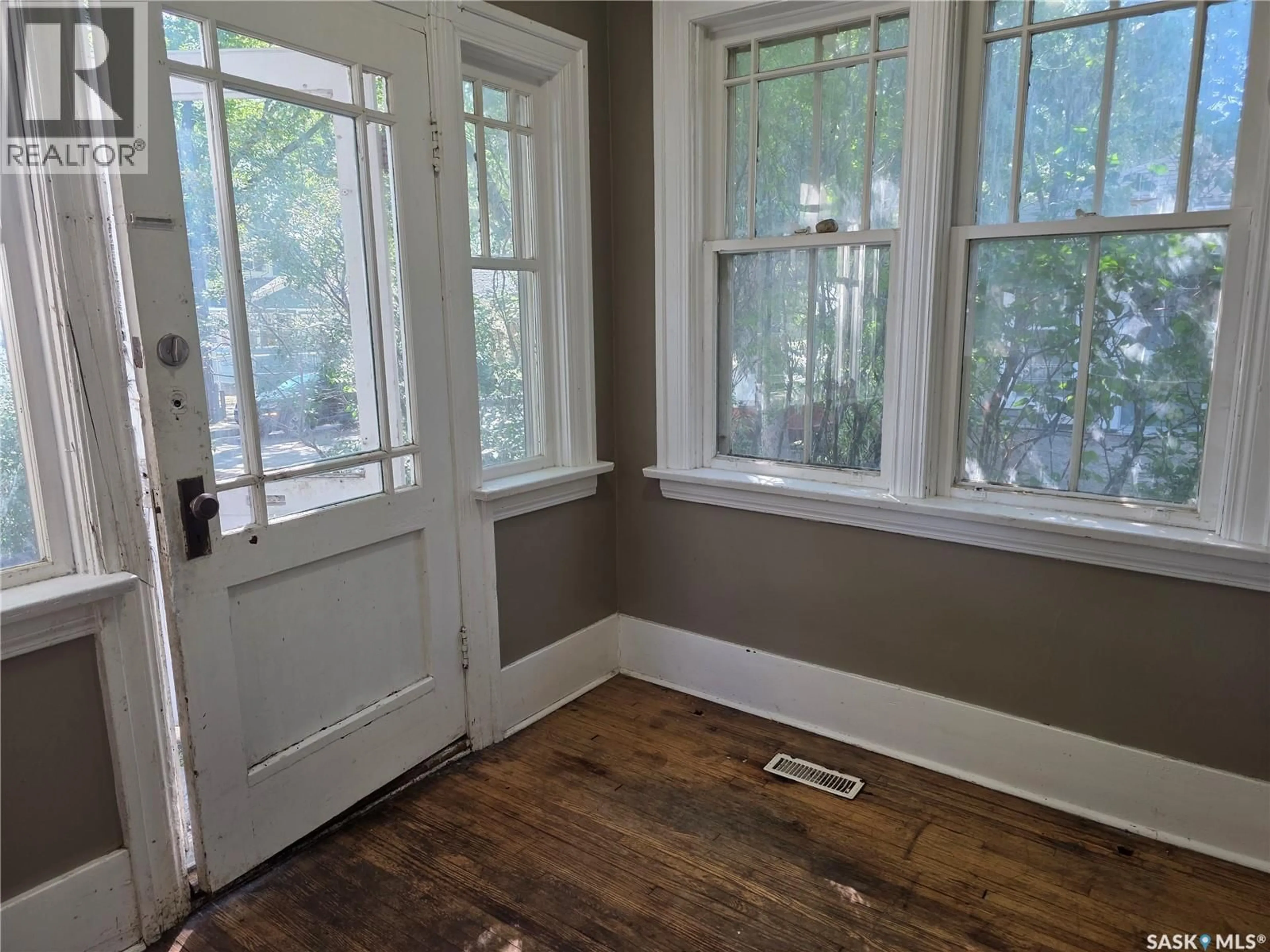 Indoor entryway for 1256 RAE STREET, Regina Saskatchewan S4T2C1