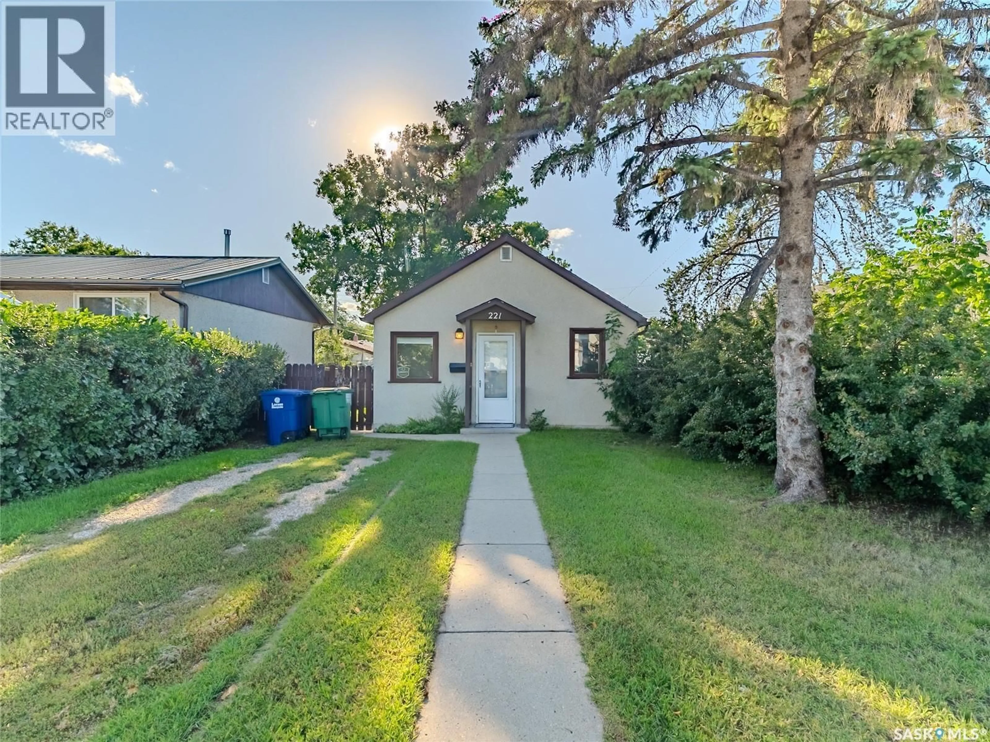 A pic from outside/outdoor area/front of a property/back of a property/a pic from drone, street for 221 N AVENUE N, Saskatoon Saskatchewan S7L2T2