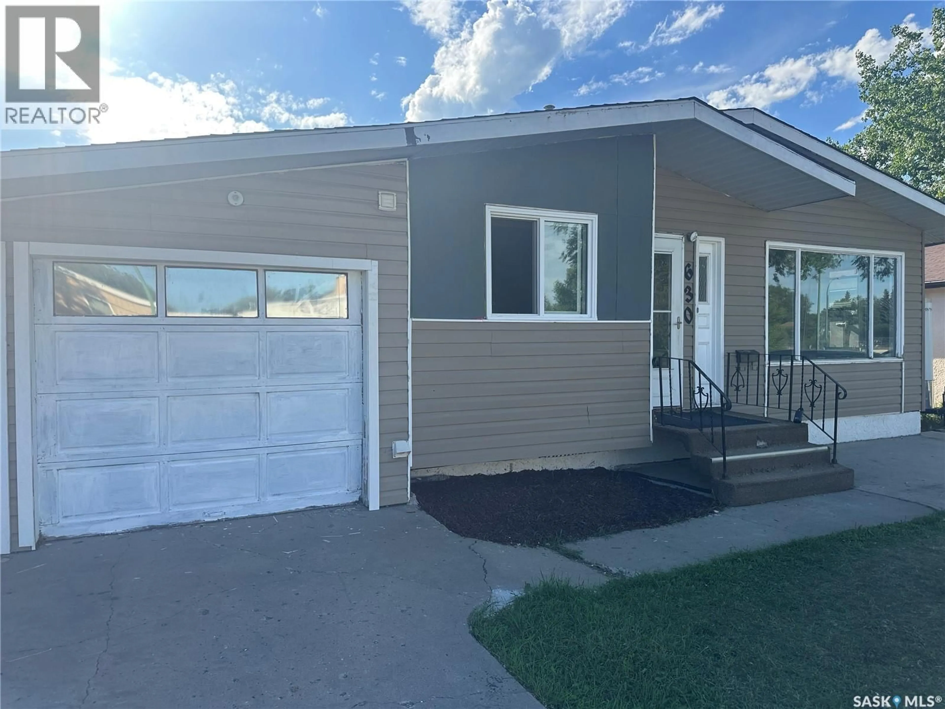 Home with vinyl exterior material, street for 630 ELPHINSTONE STREET, Regina Saskatchewan S4T3K9