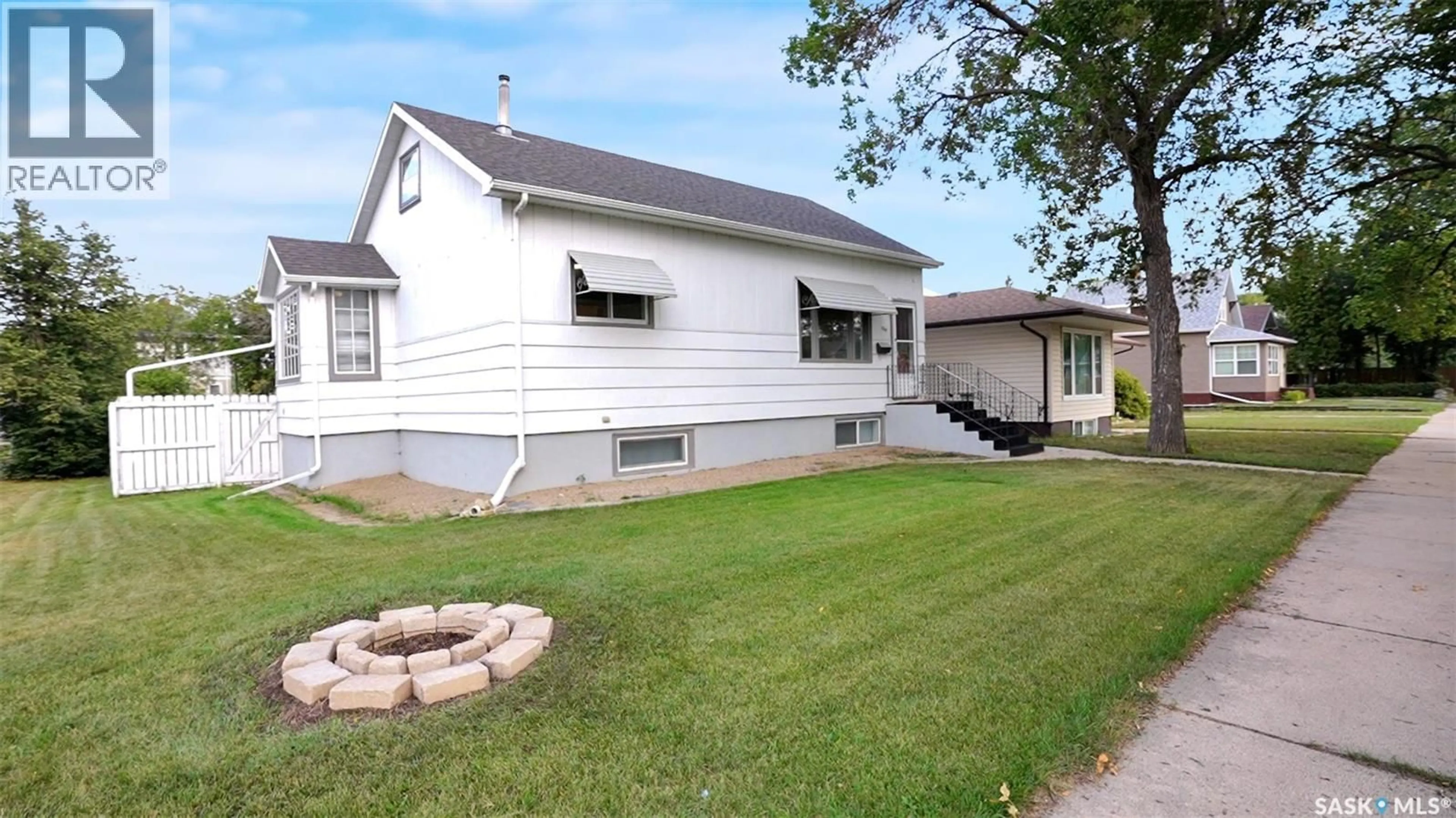 Home with vinyl exterior material, street for 1281 1ST AVENUE, Moose Jaw Saskatchewan S6H3N5
