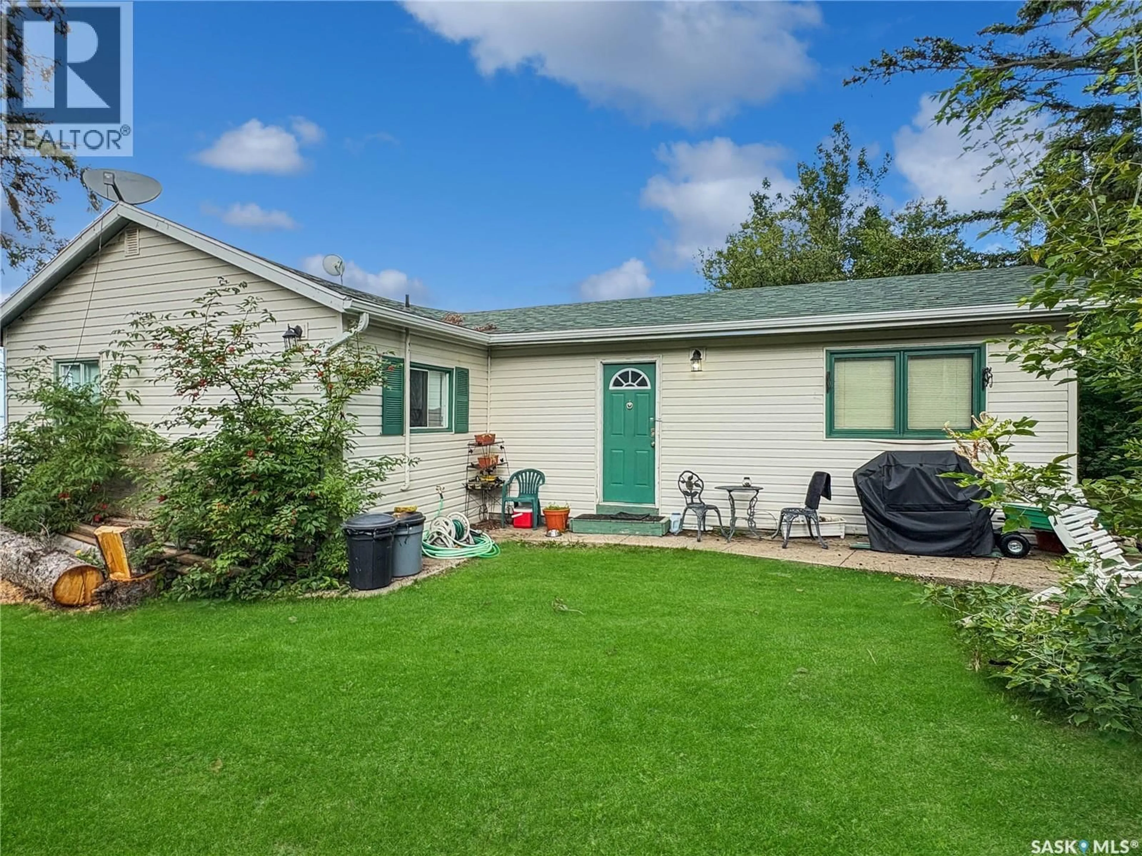 Home with vinyl exterior material, street for 77 LAKEVIEW AVENUE, Meota Rm No.468 Saskatchewan S0M1X0