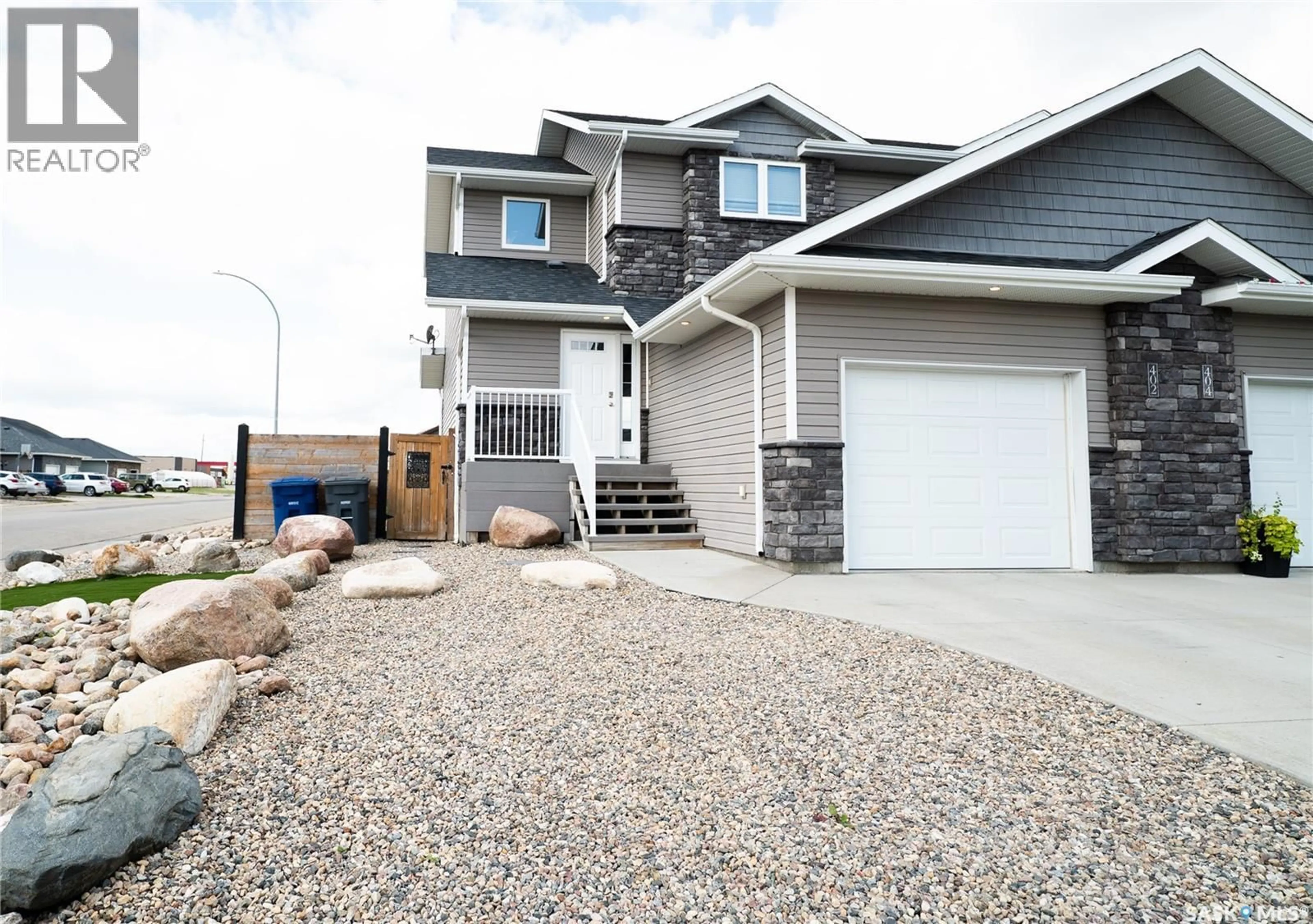 Home with vinyl exterior material, street for 402 SNEAD CRESCENT, Warman Saskatchewan S0K4S1